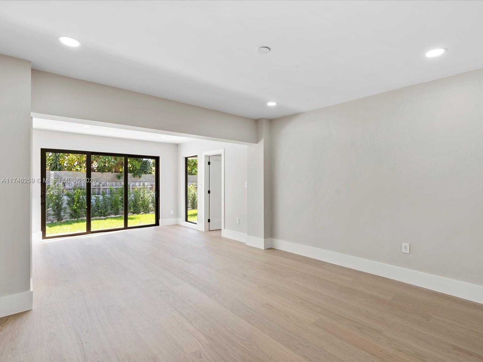 Small Image of 9073 DICKENS AVE, Surfside Number 42
