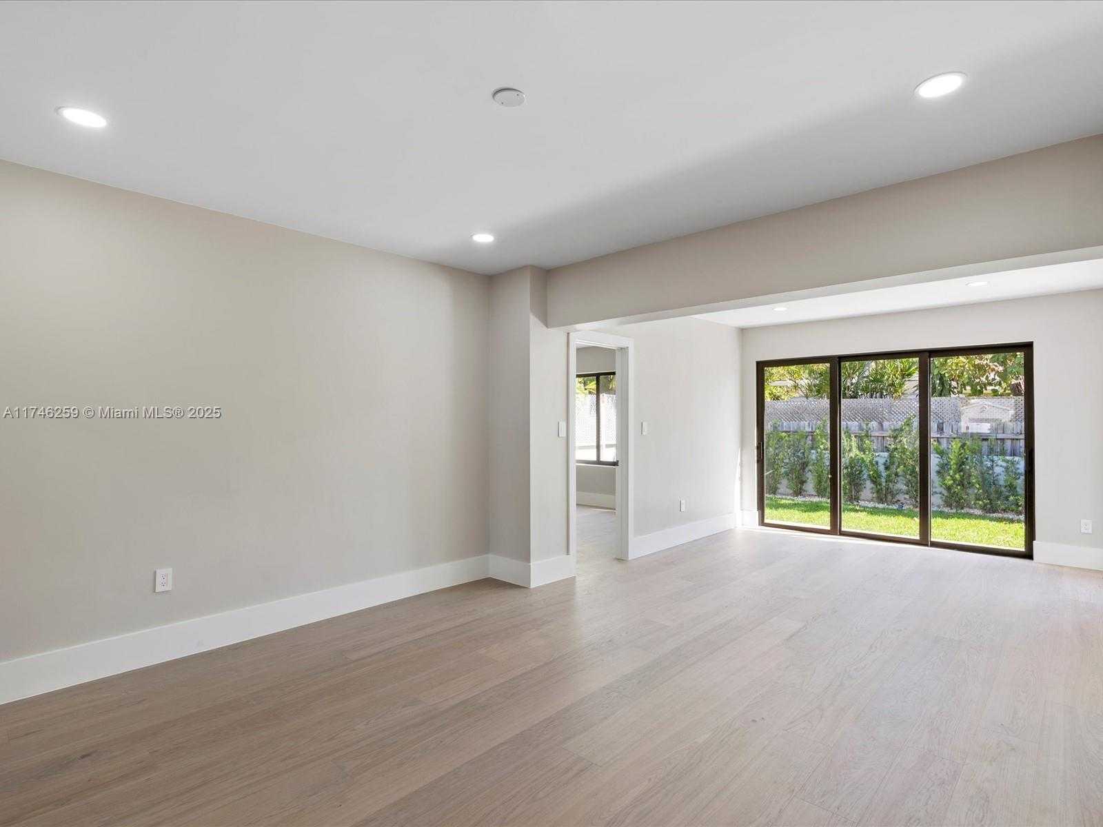 Small Image of 9073 DICKENS AVE, Surfside Number 43