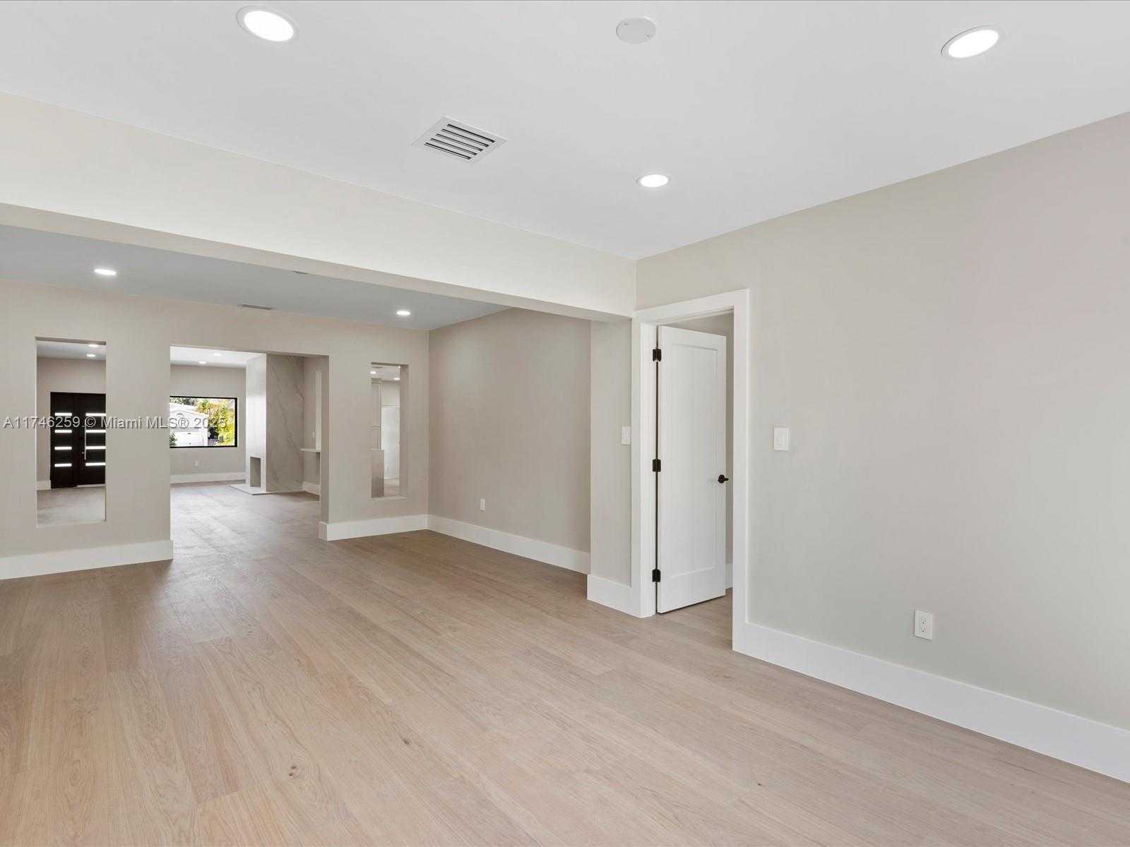 Small Image of 9073 DICKENS AVE, Surfside Number 45
