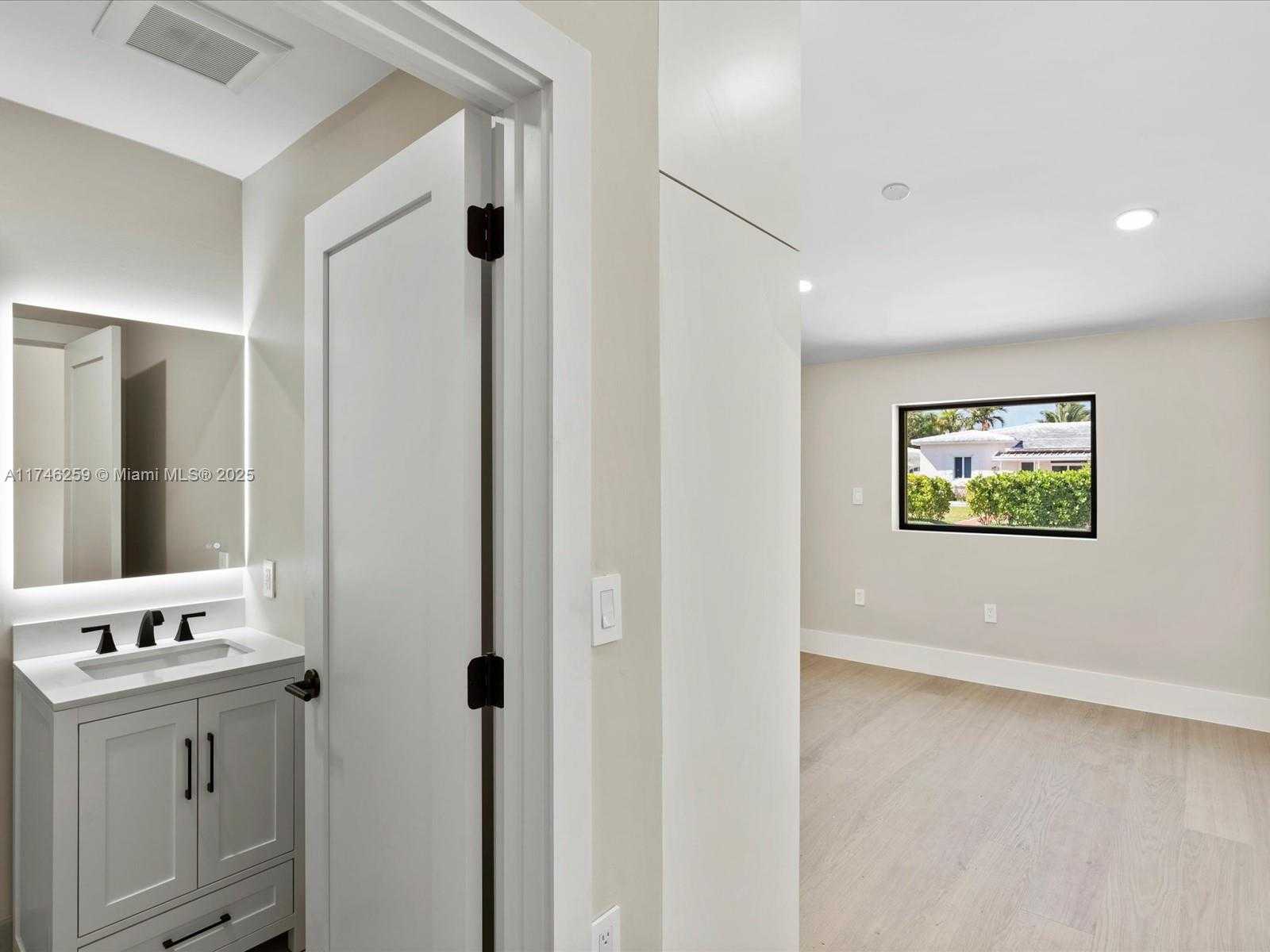 Small Image of 9073 DICKENS AVE, Surfside Number 47