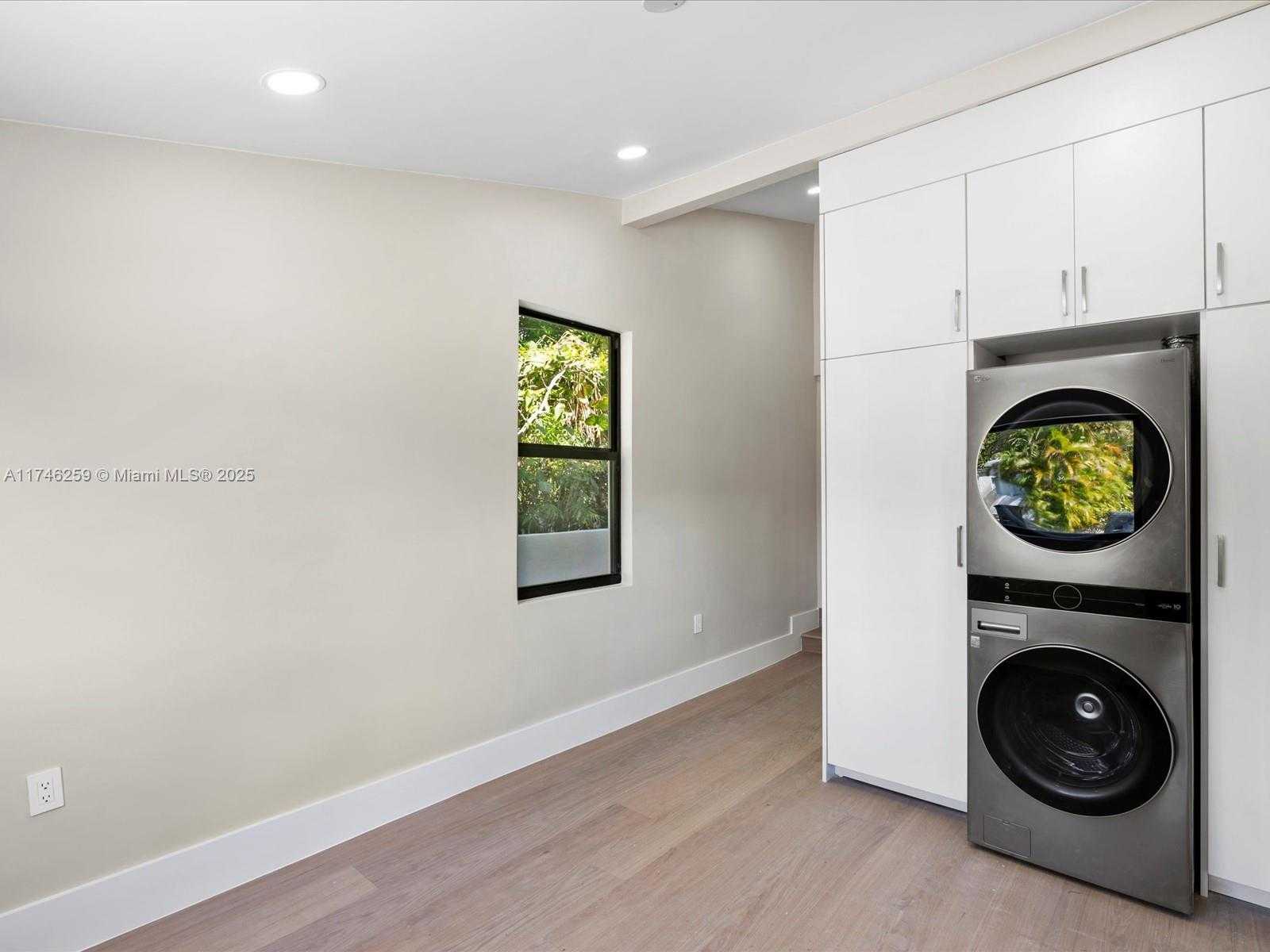 Small Image of 9073 DICKENS AVE, Surfside Number 49