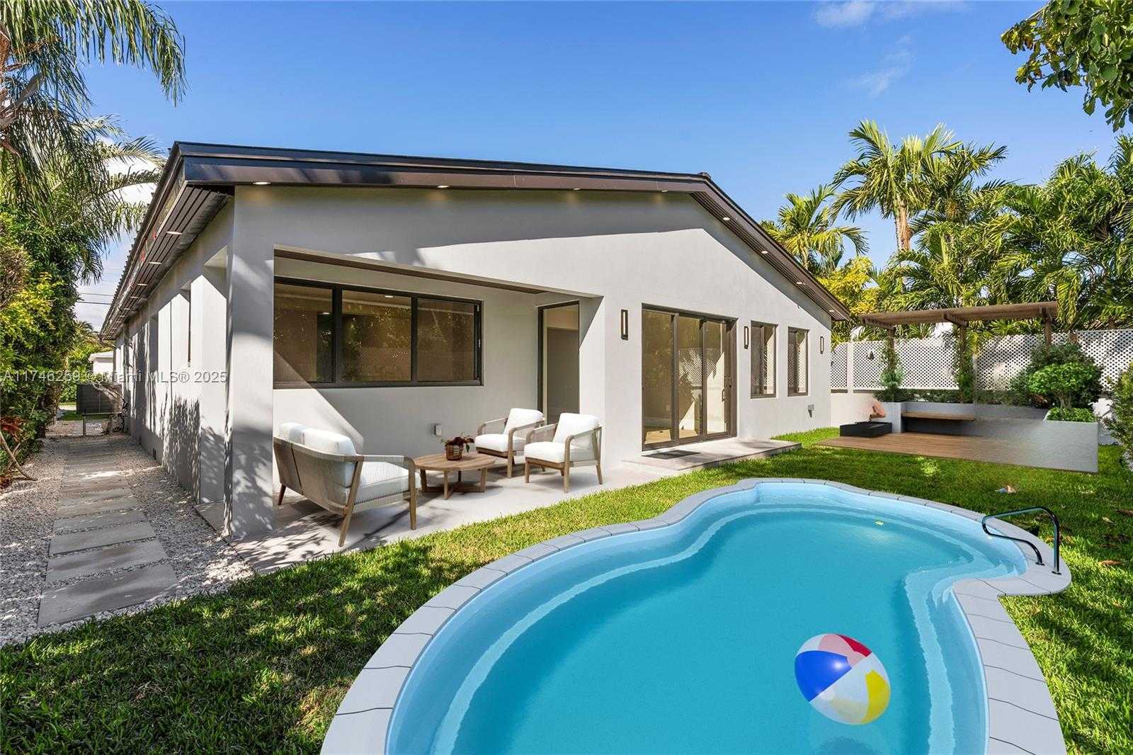 Small Image of 9073 DICKENS AVE, Surfside Number 5