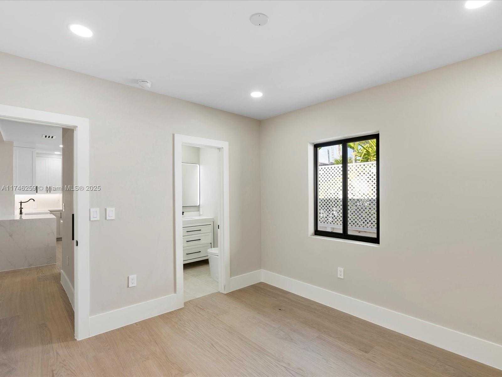 Small Image of 9073 DICKENS AVE, Surfside Number 53
