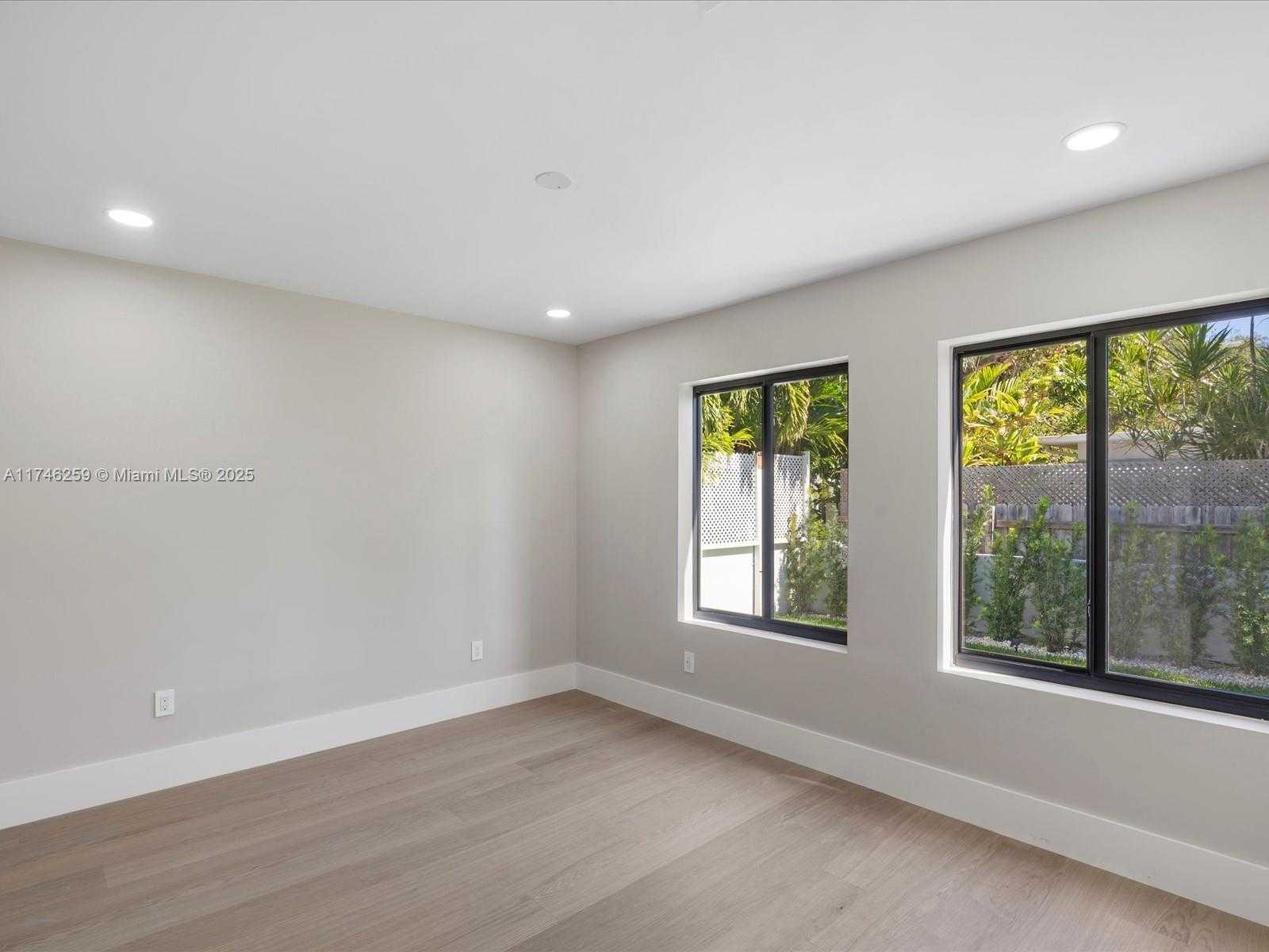 Small Image of 9073 DICKENS AVE, Surfside Number 57