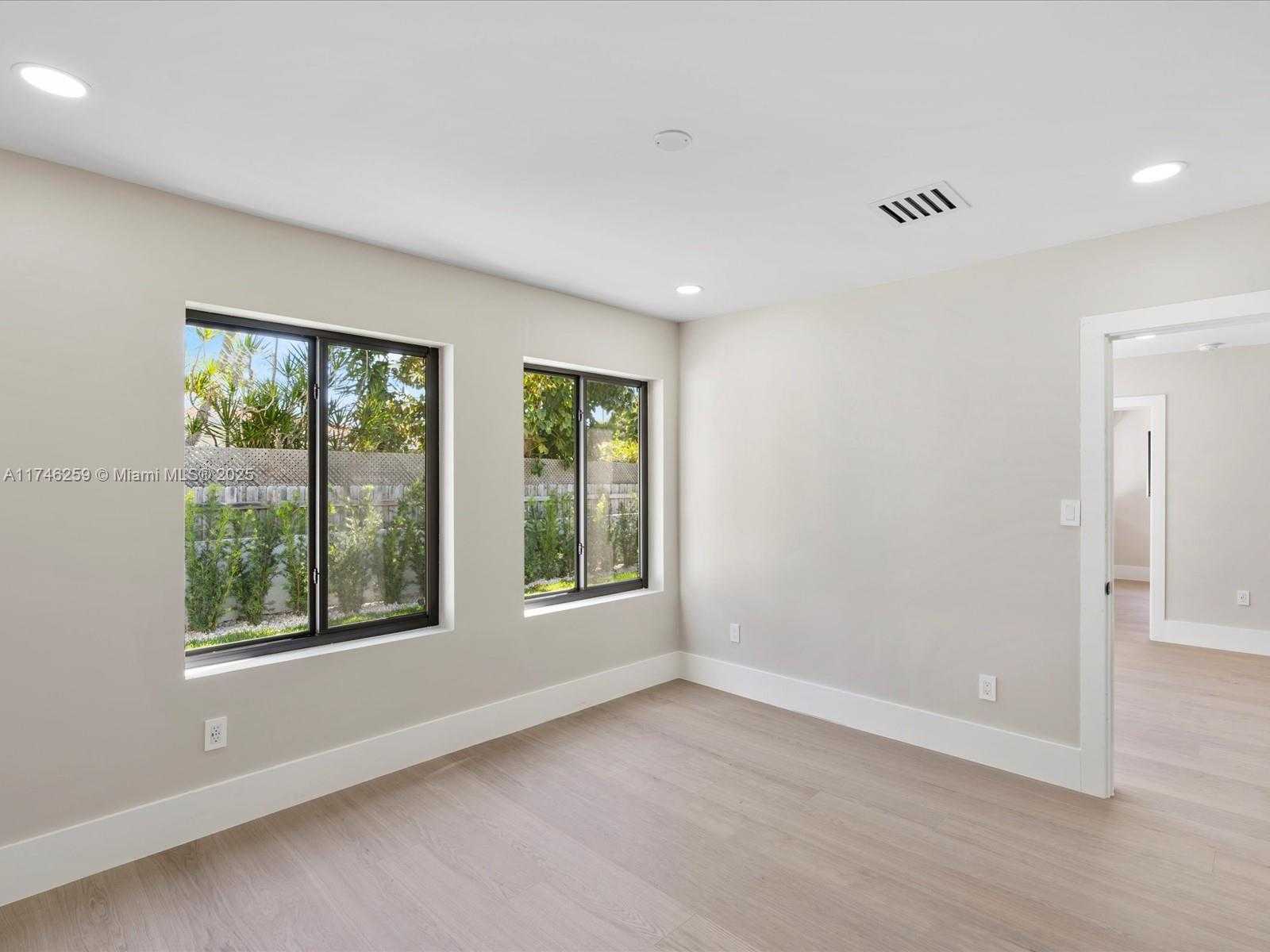 Small Image of 9073 DICKENS AVE, Surfside Number 59