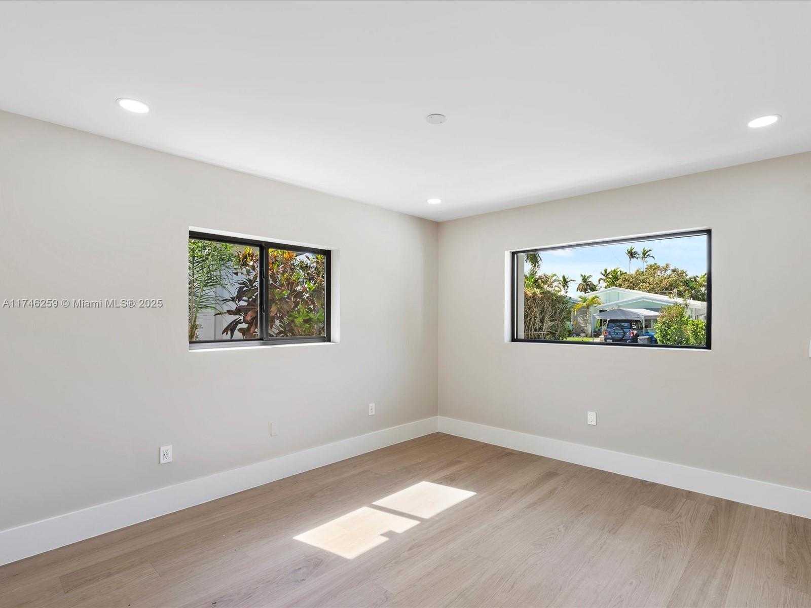 Small Image of 9073 DICKENS AVE, Surfside Number 62