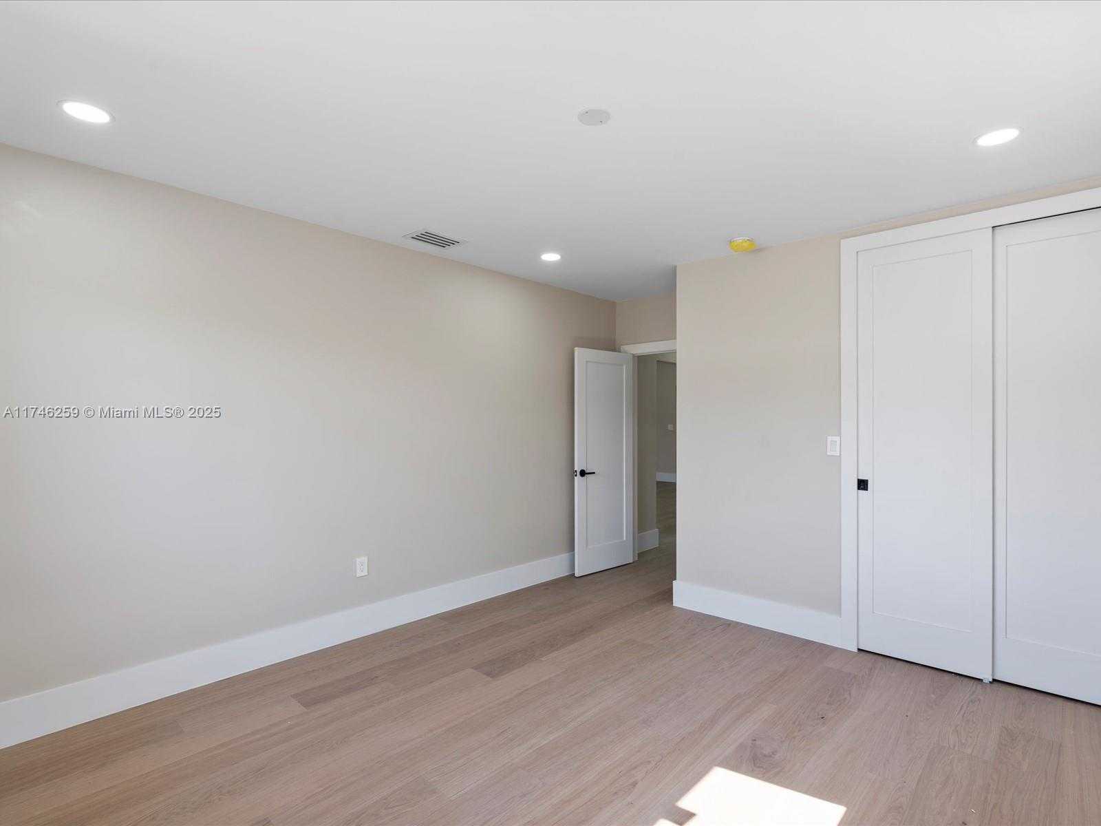 Small Image of 9073 DICKENS AVE, Surfside Number 64