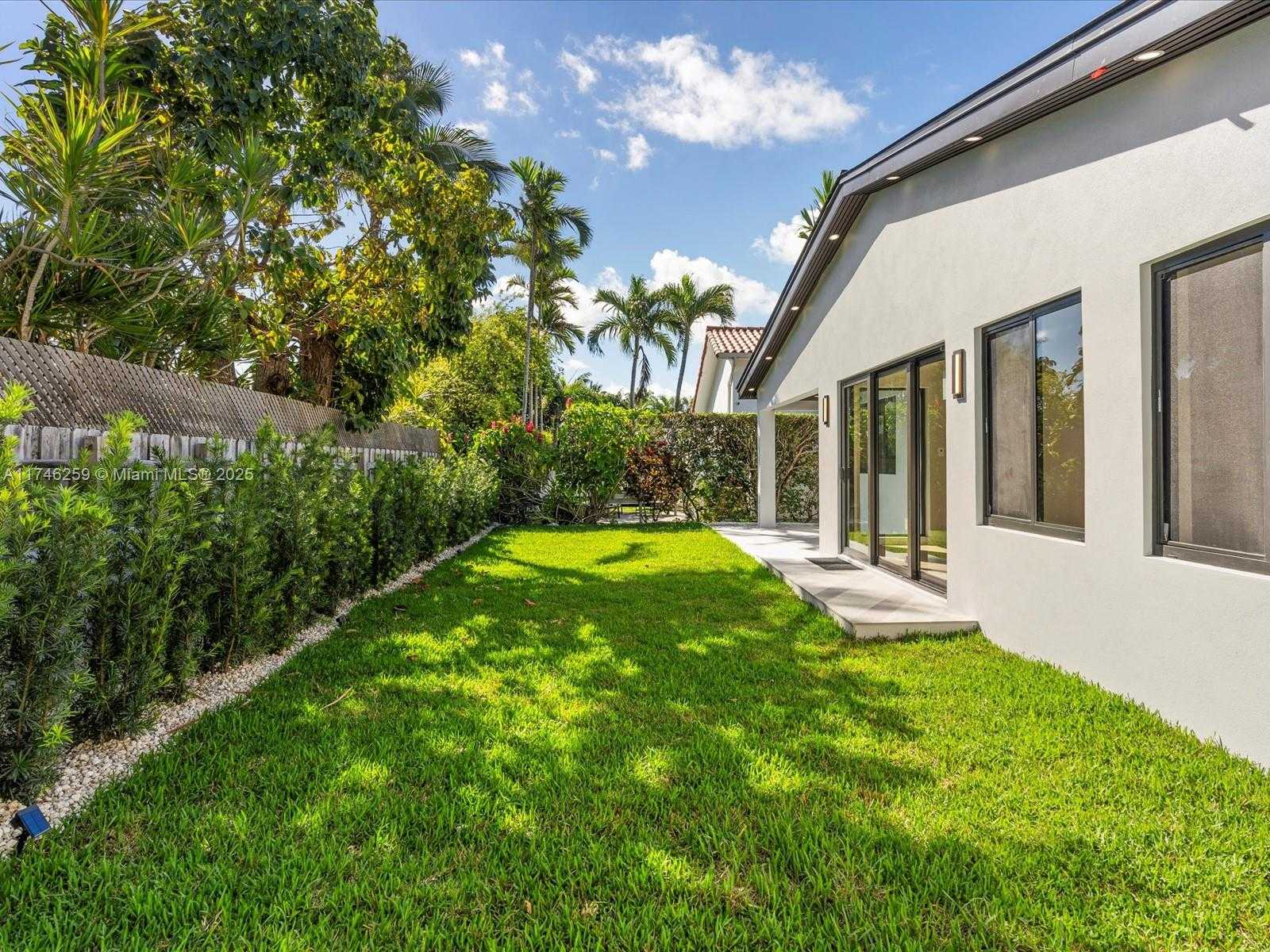 Small Image of 9073 DICKENS AVE, Surfside Number 7