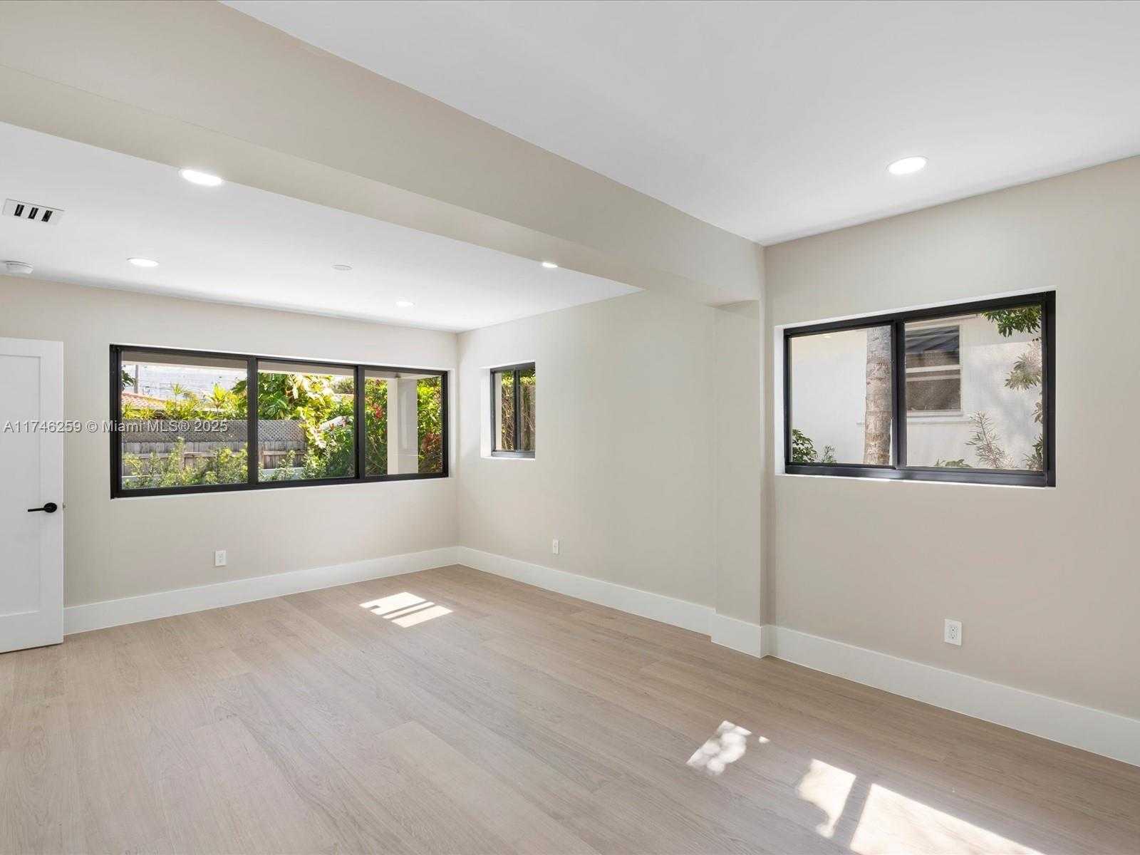 Small Image of 9073 DICKENS AVE, Surfside Number 71
