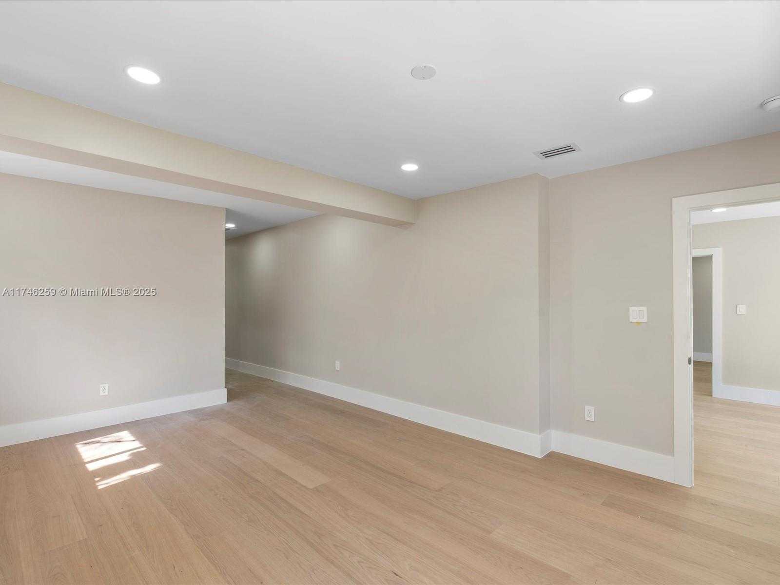 Small Image of 9073 DICKENS AVE, Surfside Number 74