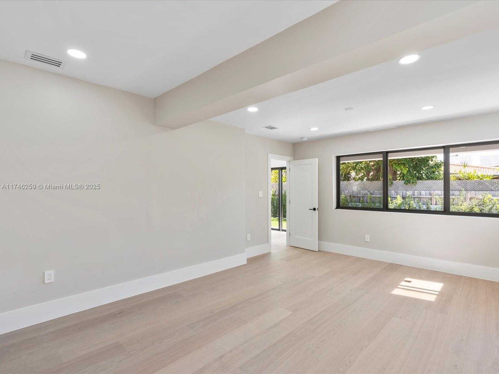 Small Image of 9073 DICKENS AVE, Surfside Number 75