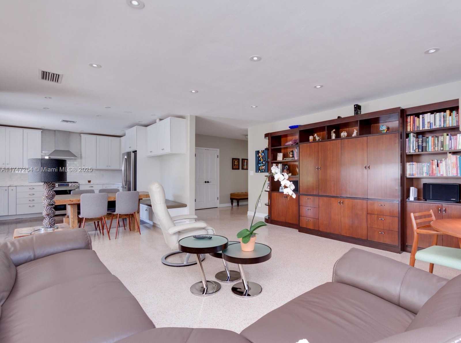 Small Image of 13205 CORONADO DR, North Miami Number 10