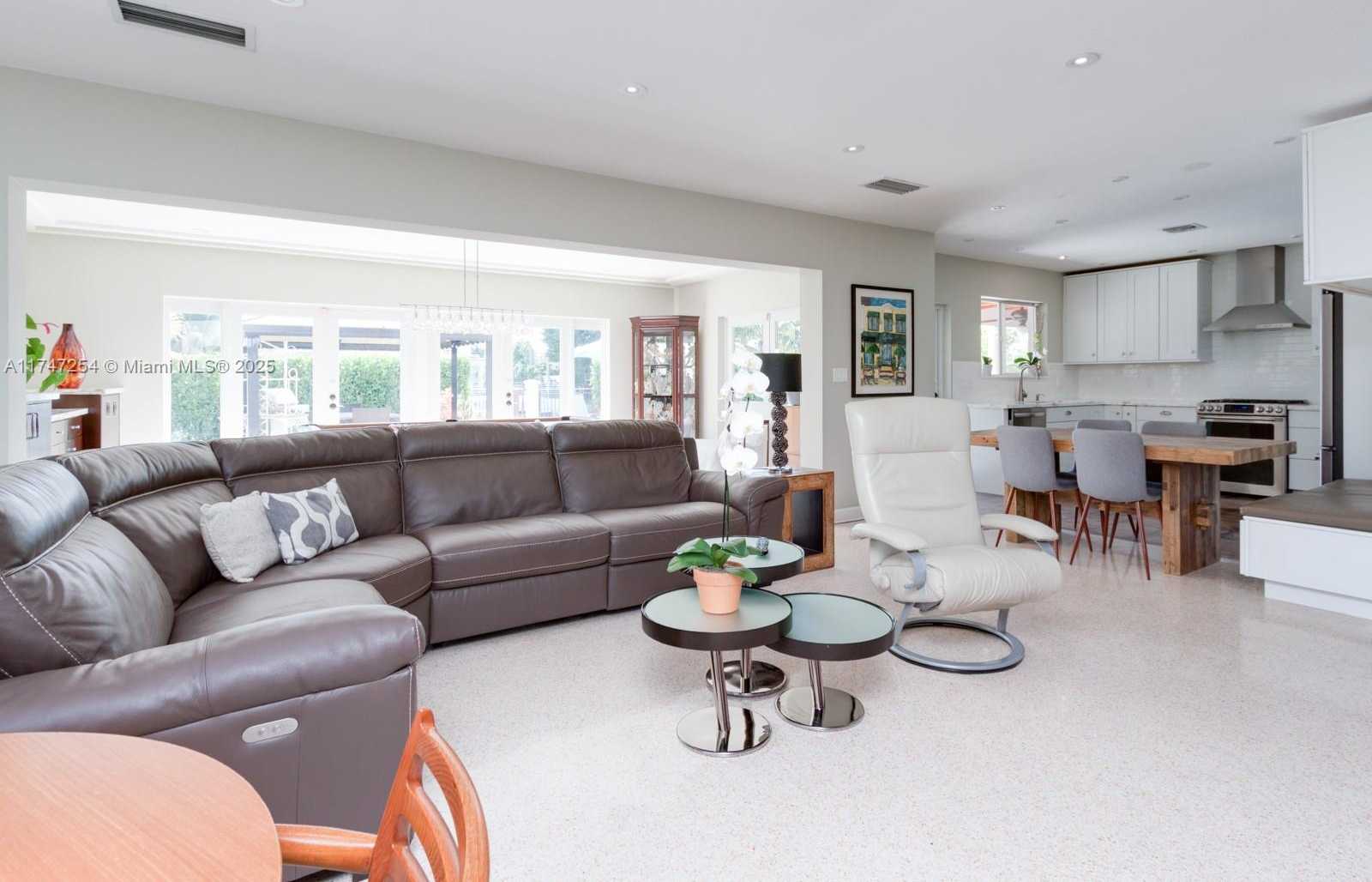 Small Image of 13205 CORONADO DR, North Miami Number 11