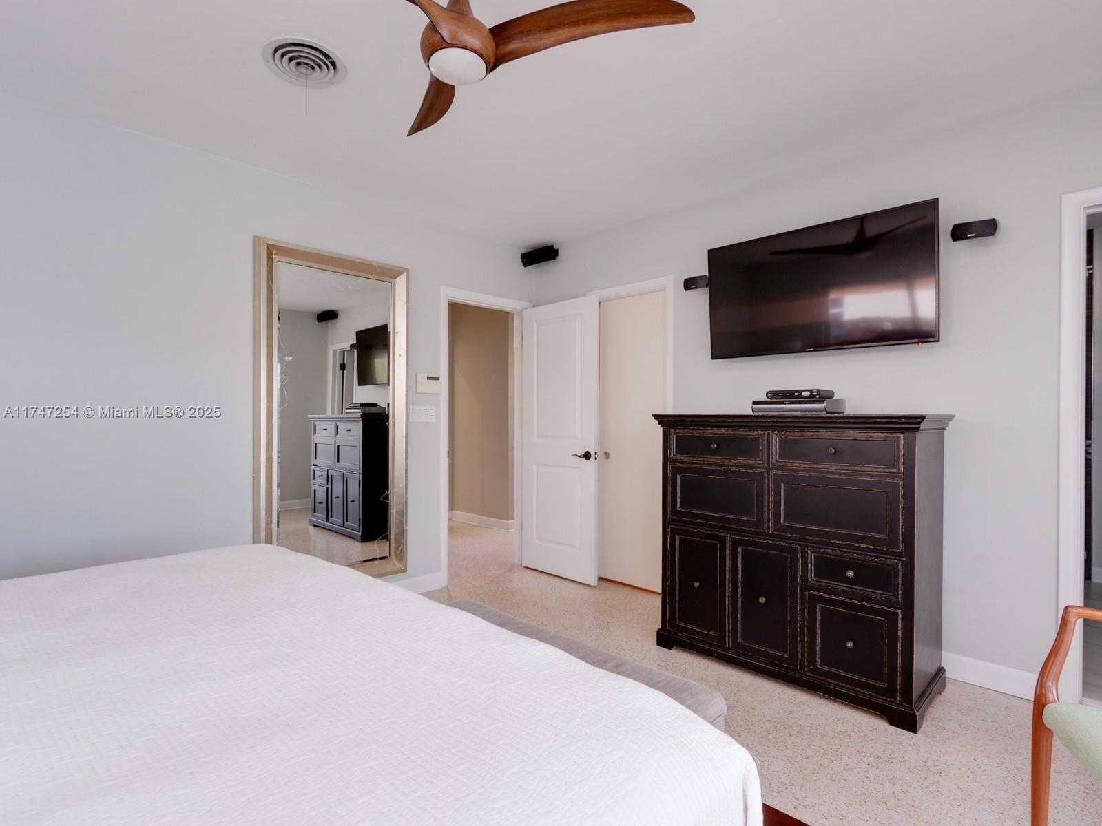 Small Image of 13205 CORONADO DR, North Miami Number 15