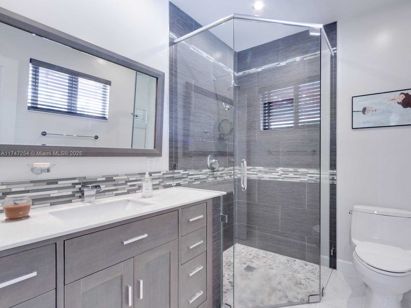 Small Image of 13205 CORONADO DR, North Miami Number 16