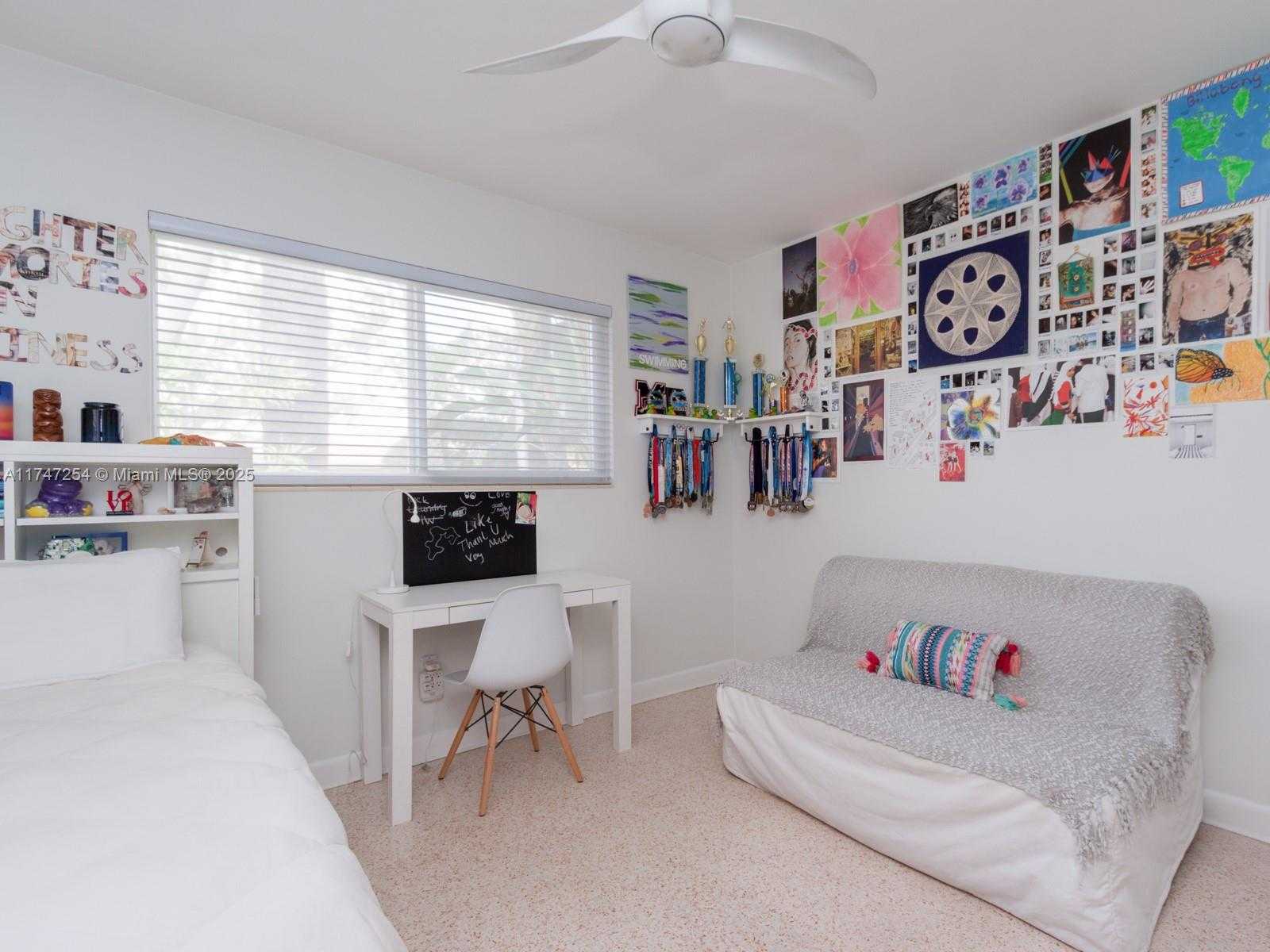 Small Image of 13205 CORONADO DR, North Miami Number 17