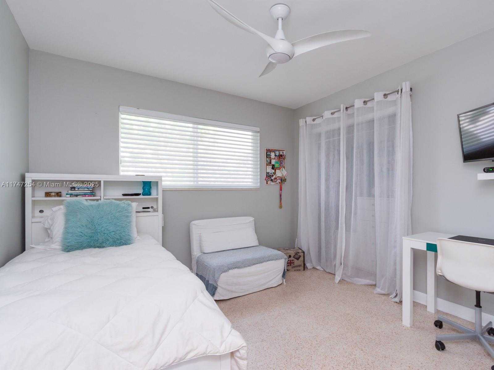 Small Image of 13205 CORONADO DR, North Miami Number 19