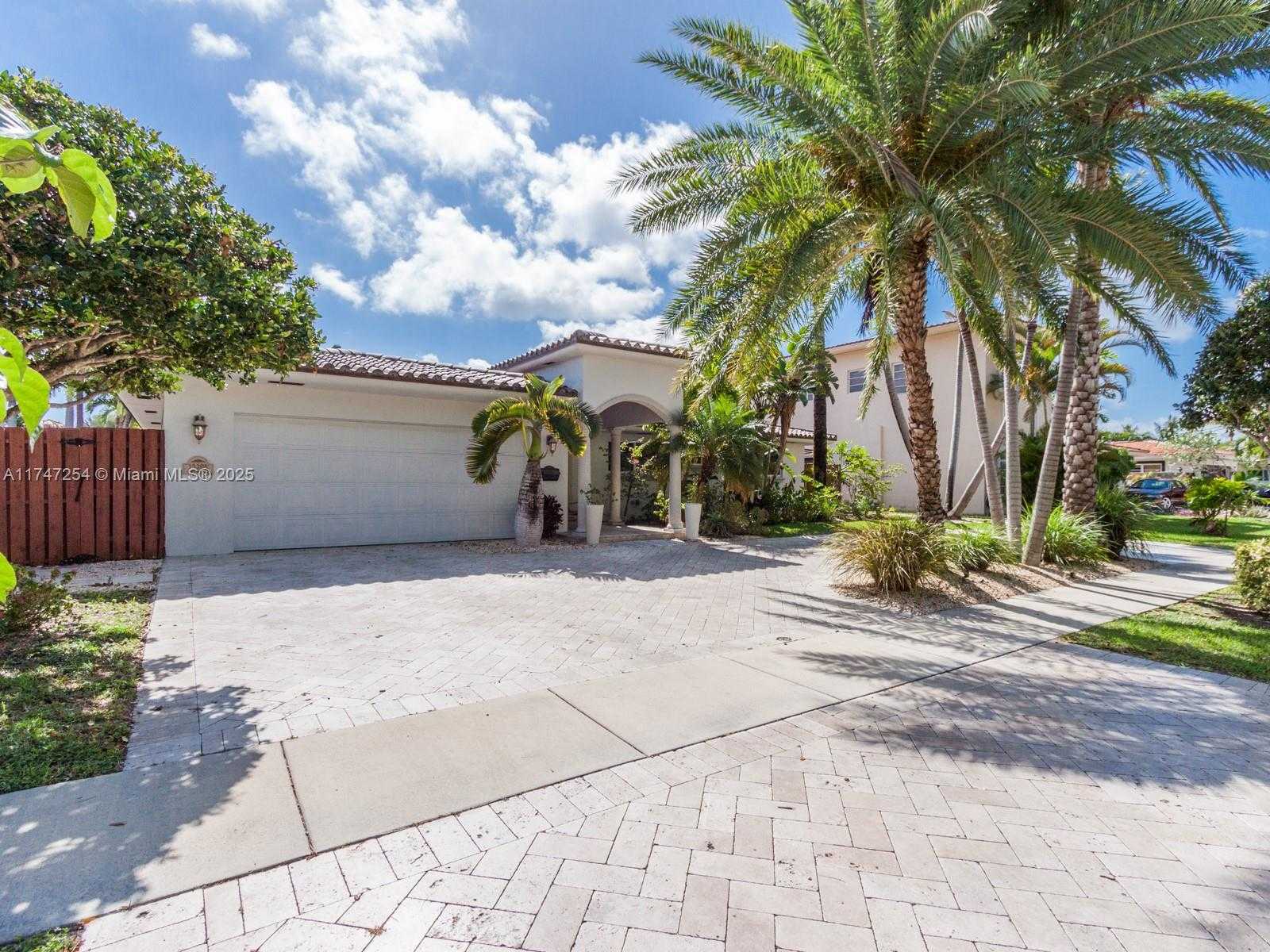 Small Image of 13205 CORONADO DR, North Miami Number 2