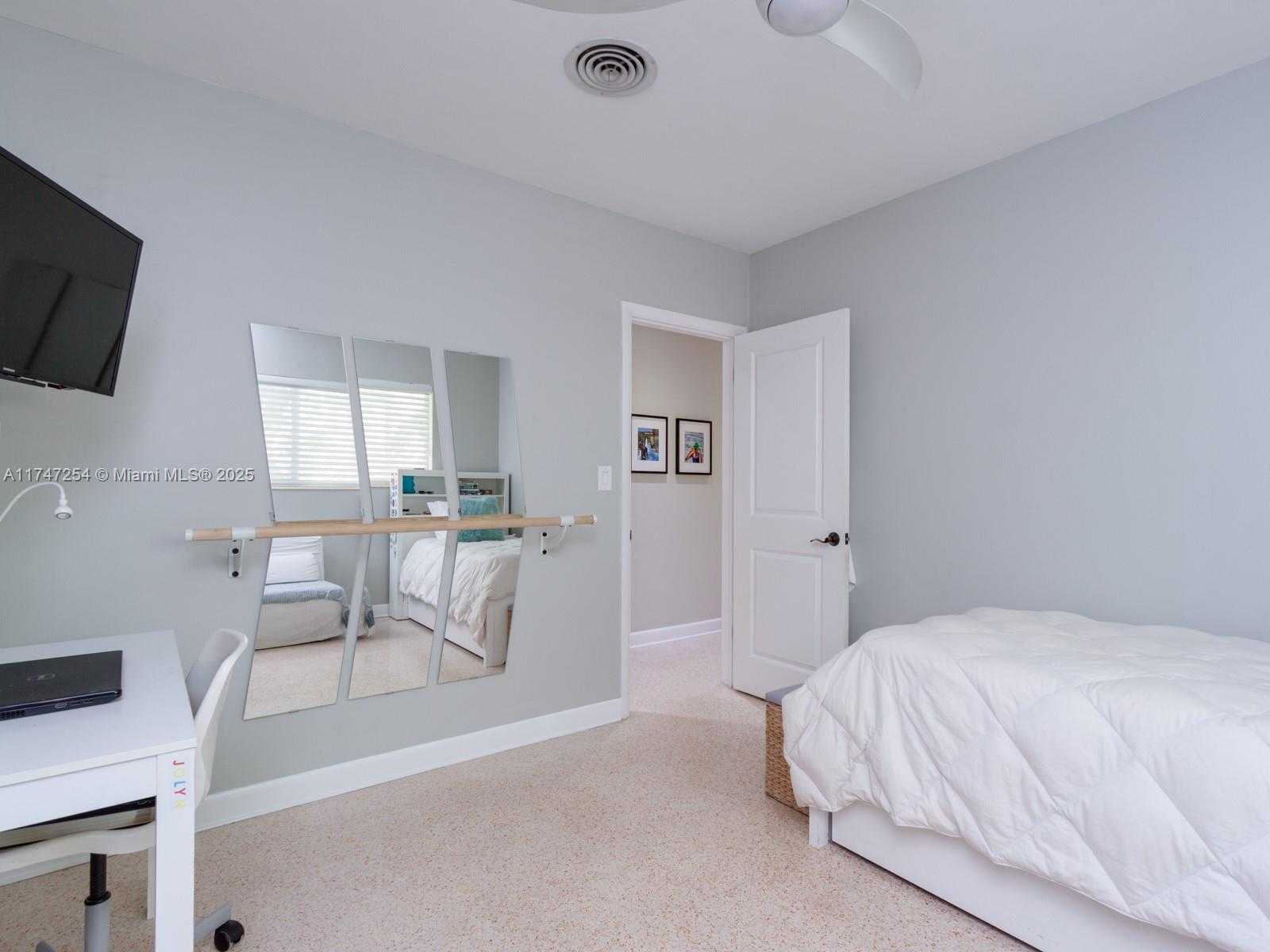 Small Image of 13205 CORONADO DR, North Miami Number 20