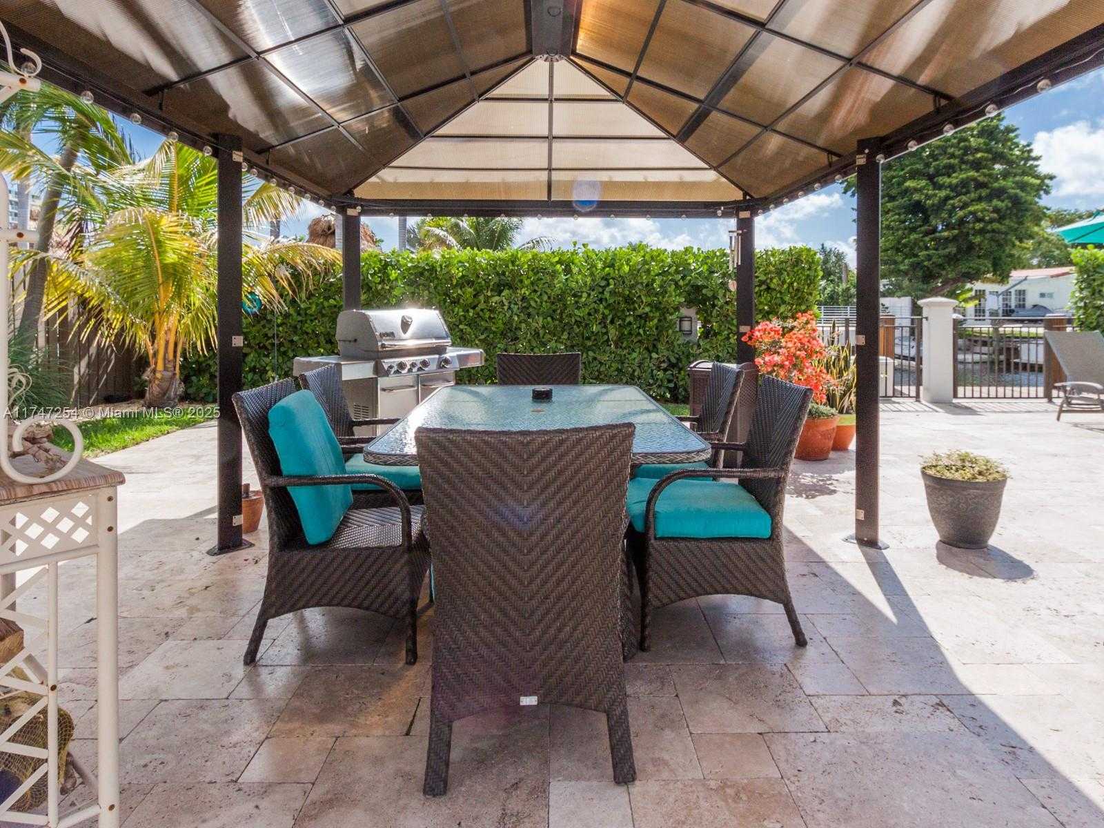 Small Image of 13205 CORONADO DR, North Miami Number 23