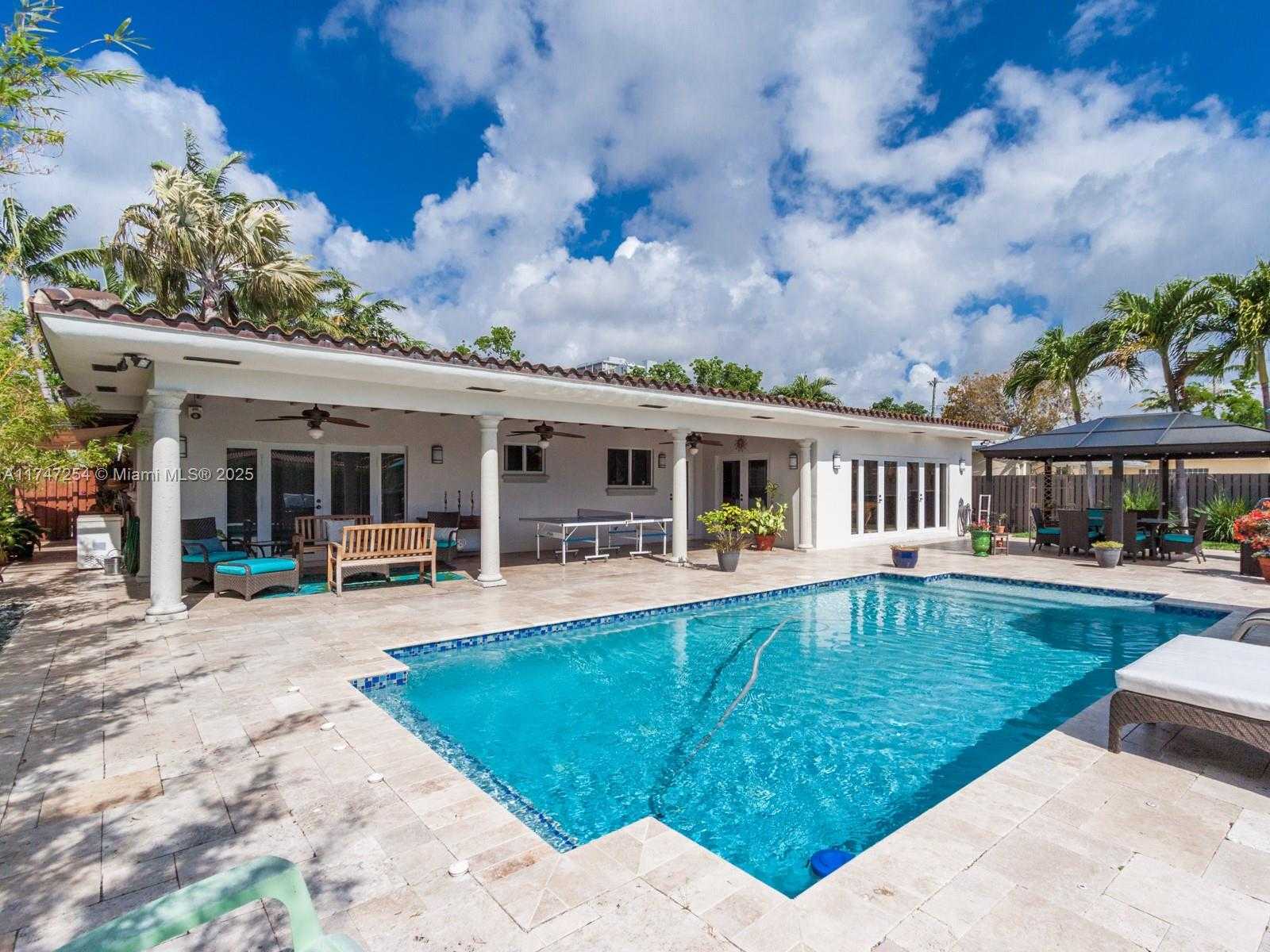 Small Image of 13205 CORONADO DR, North Miami Number 24