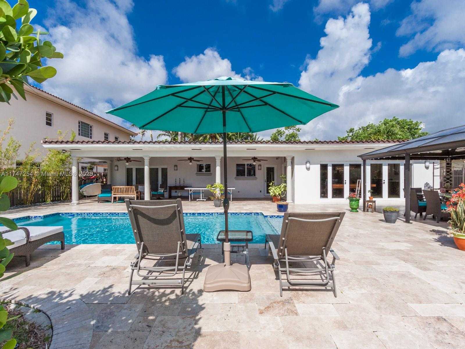 Small Image of 13205 CORONADO DR, North Miami Number 25