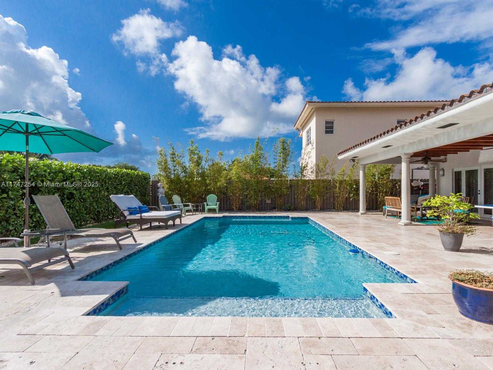Small Image of 13205 CORONADO DR, North Miami Number 26