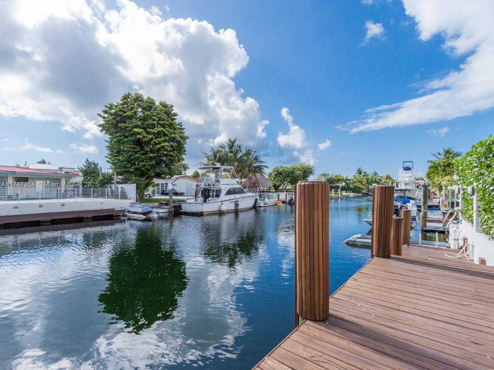 Small Image of 13205 CORONADO DR, North Miami Number 27