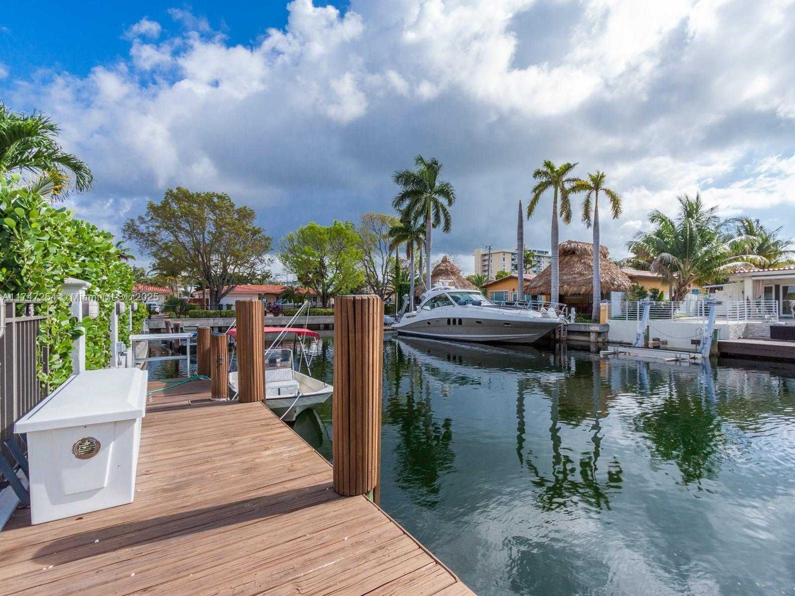 Small Image of 13205 CORONADO DR, North Miami Number 28