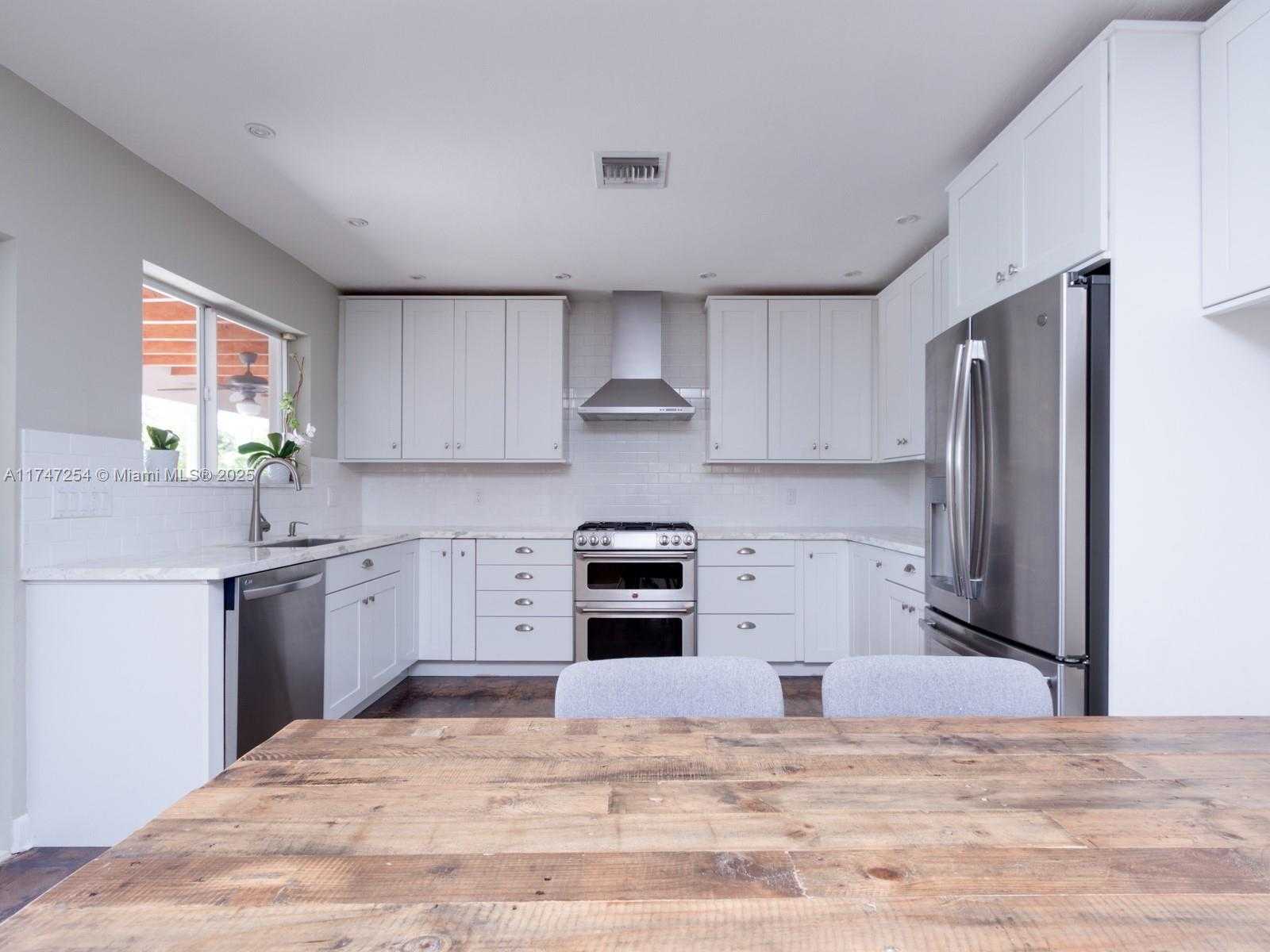 Small Image of 13205 CORONADO DR, North Miami Number 5