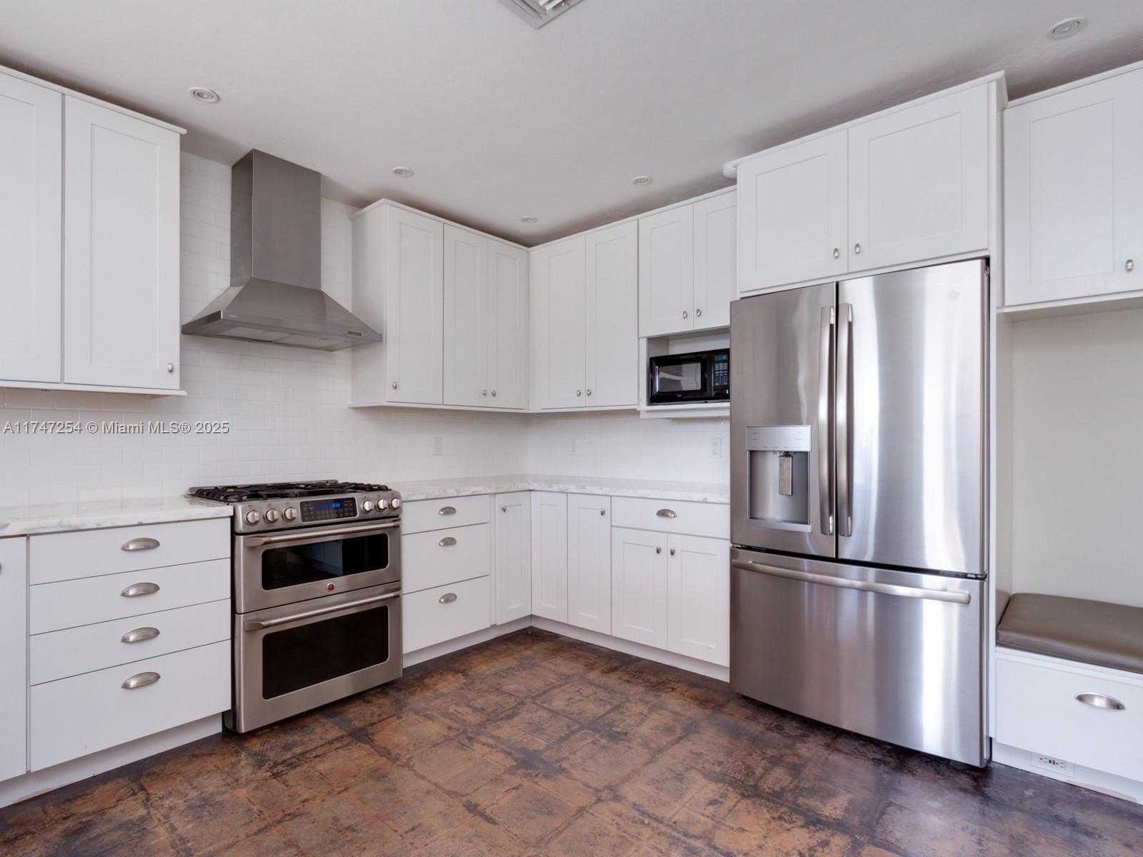 Small Image of 13205 CORONADO DR, North Miami Number 6