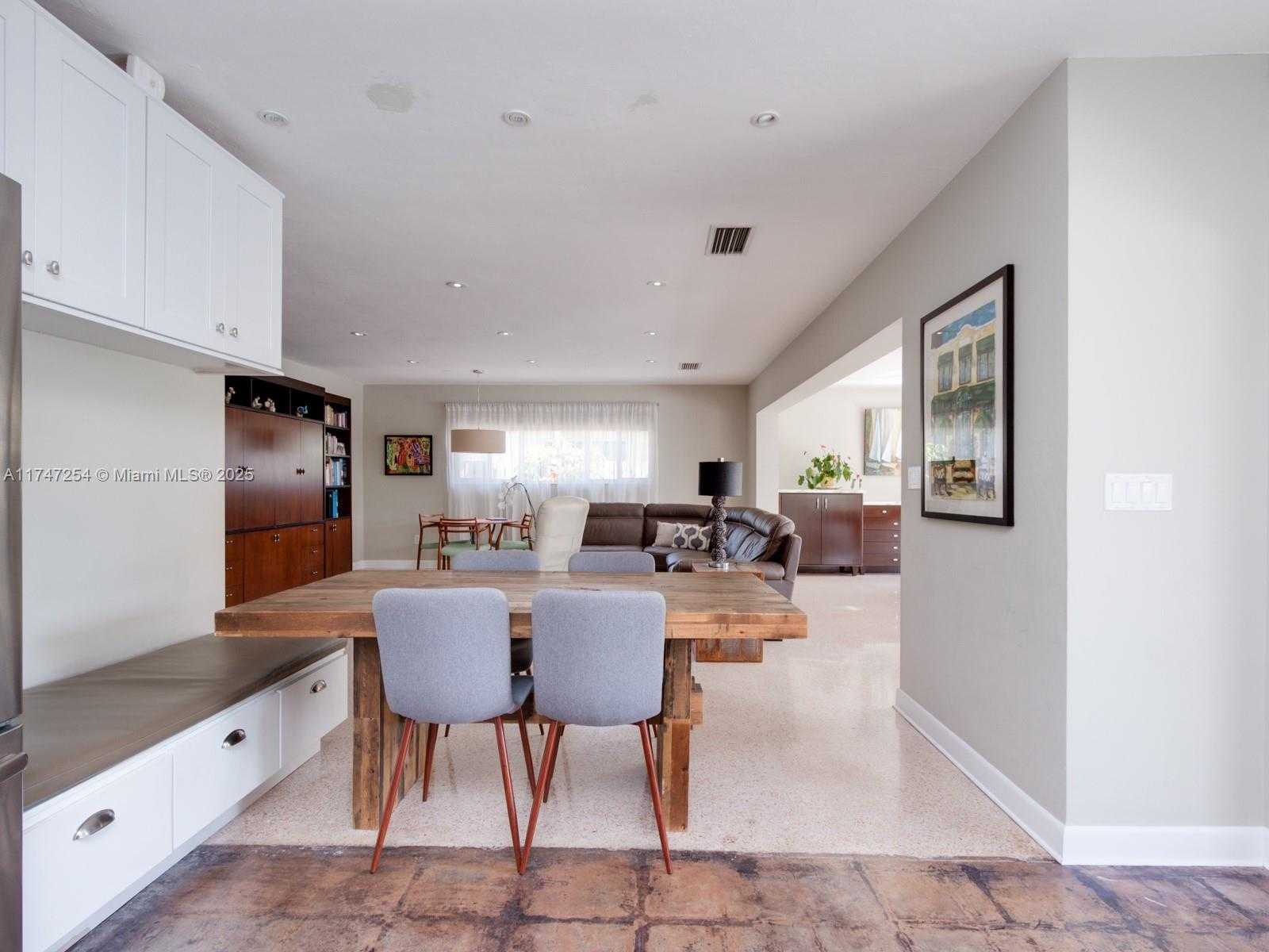 Small Image of 13205 CORONADO DR, North Miami Number 9