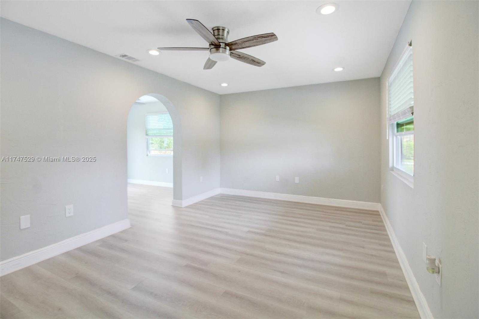 Small Image of 19930 CORAL SEA RD, Cutler Bay Number 4