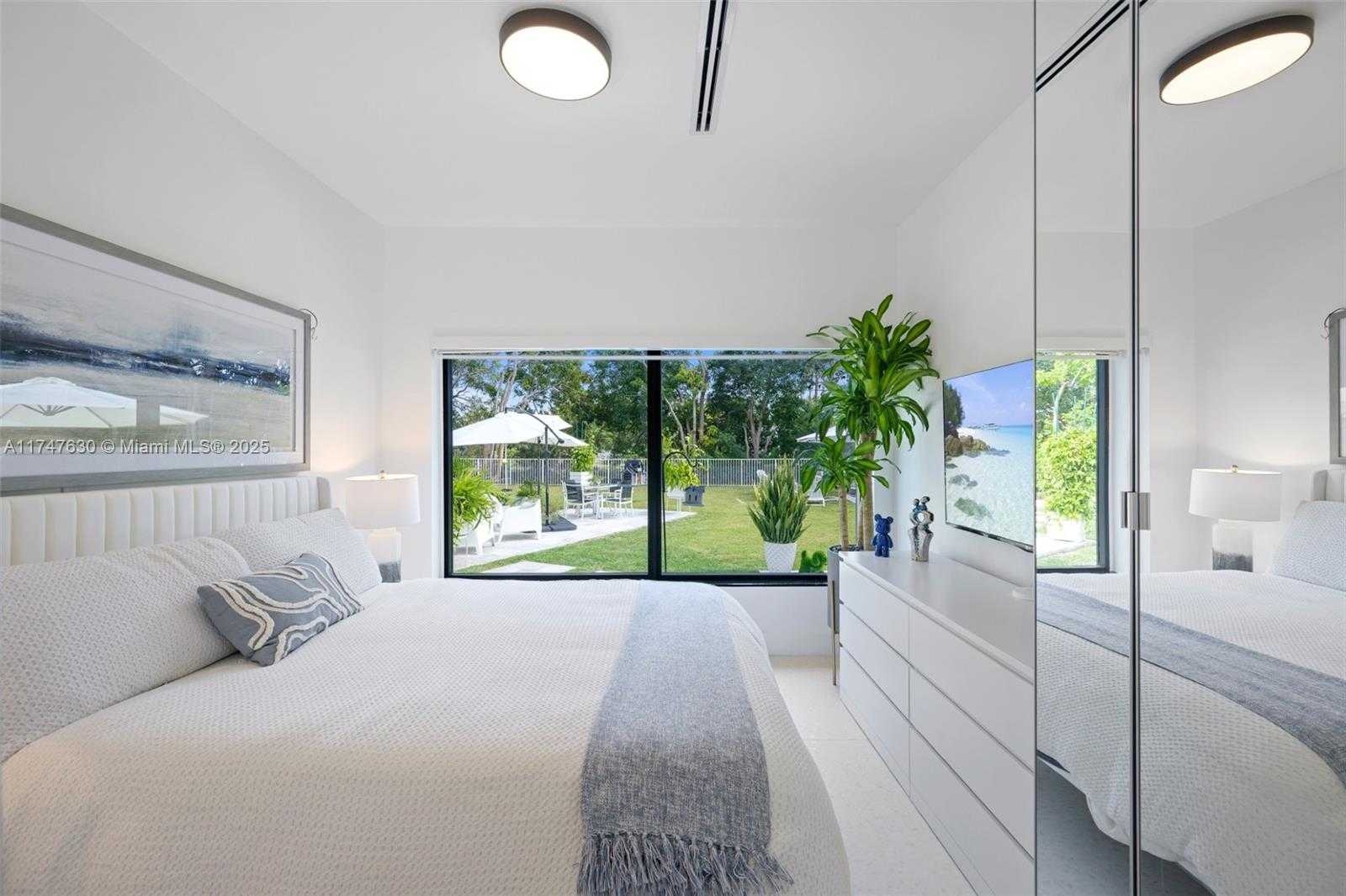 Small Image of 14745 NORTH SPUR DR, Miami Number 11