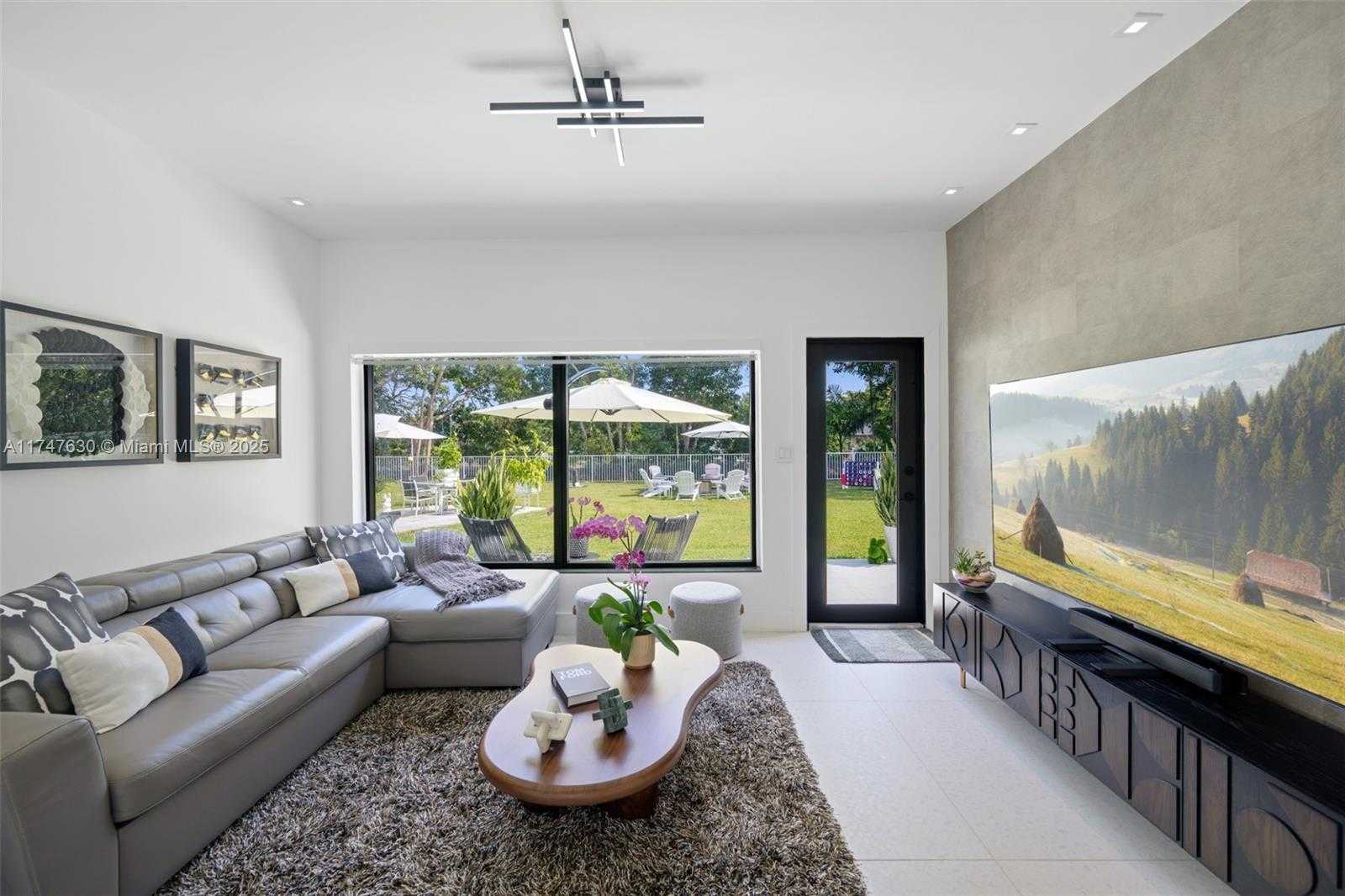 Small Image of 14745 NORTH SPUR DR, Miami Number 13