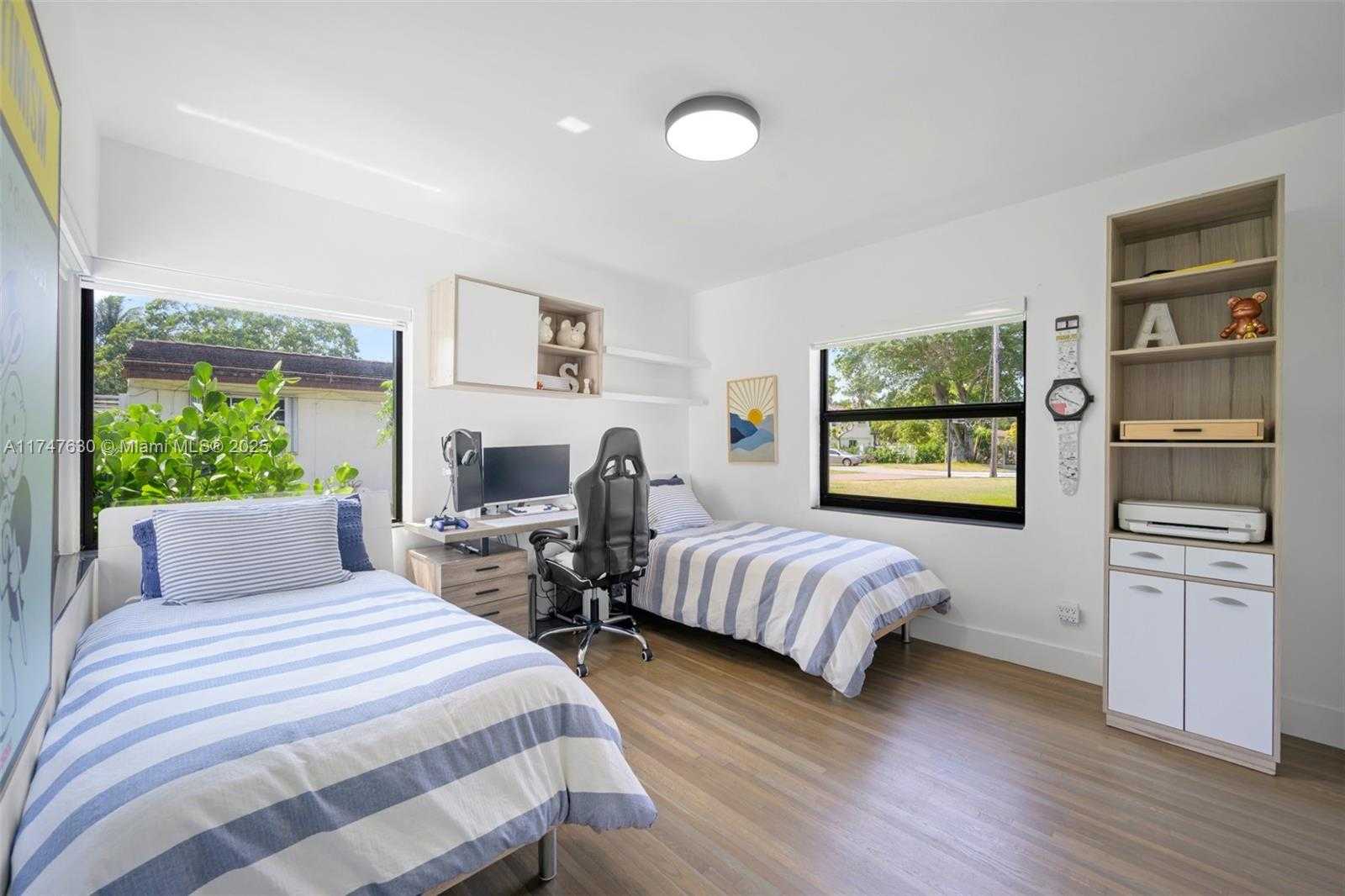 Small Image of 14745 NORTH SPUR DR, Miami Number 15