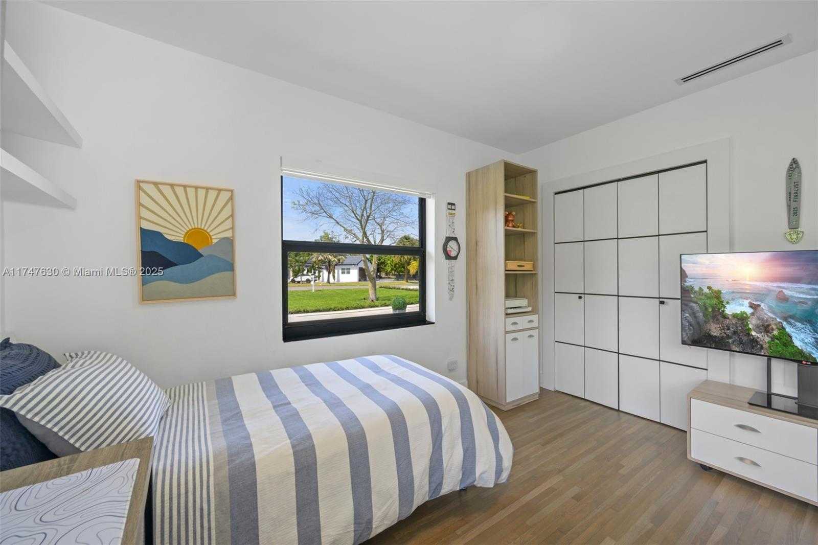Small Image of 14745 NORTH SPUR DR, Miami Number 16