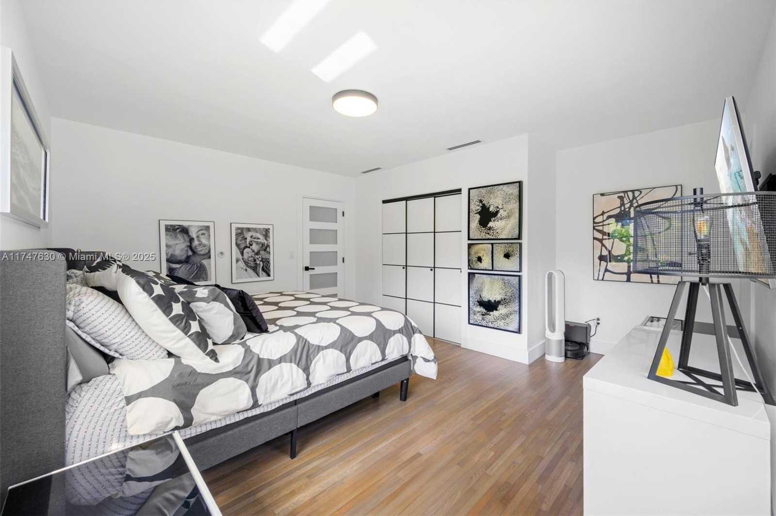Small Image of 14745 NORTH SPUR DR, Miami Number 20