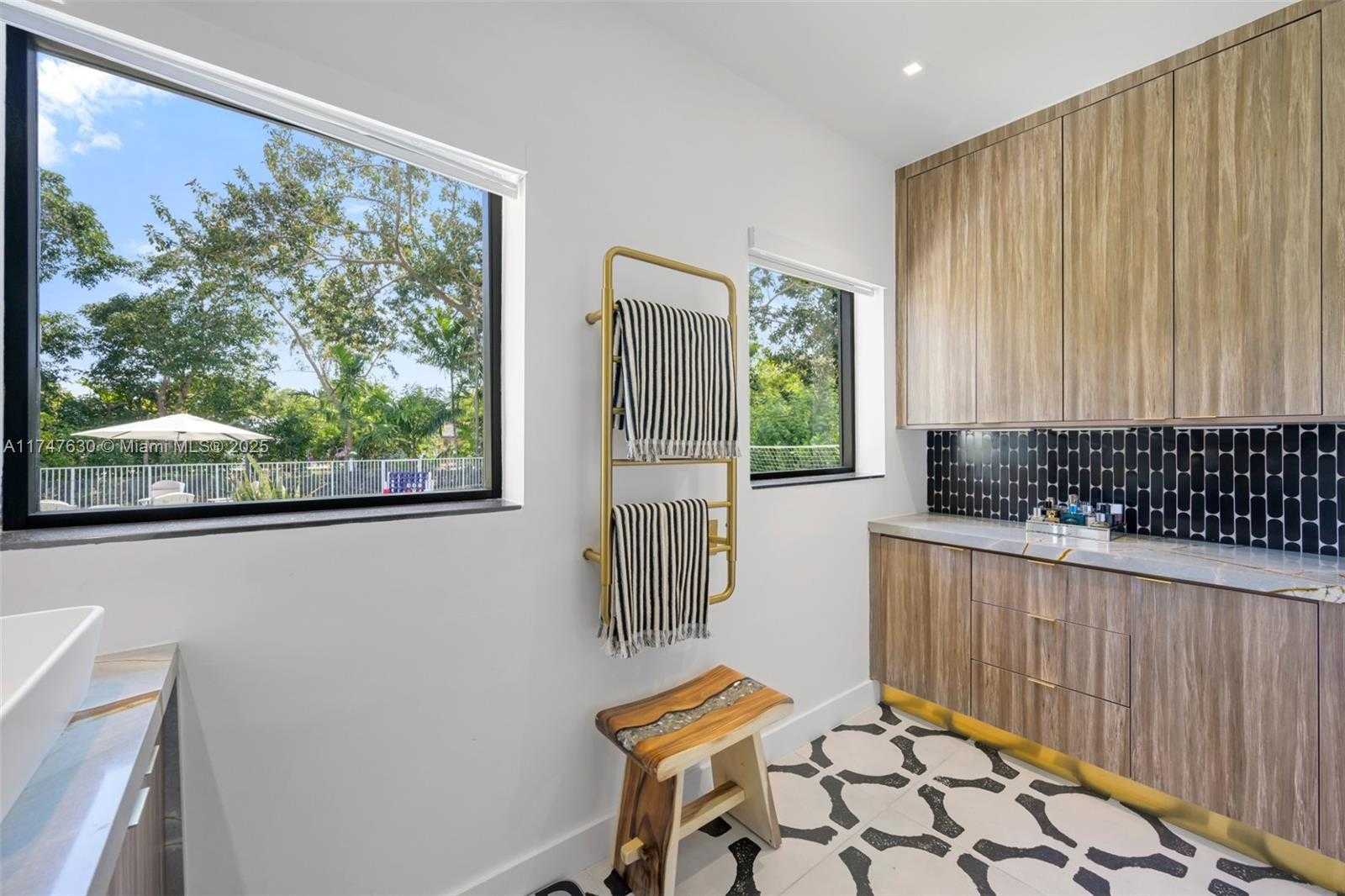 Small Image of 14745 NORTH SPUR DR, Miami Number 22