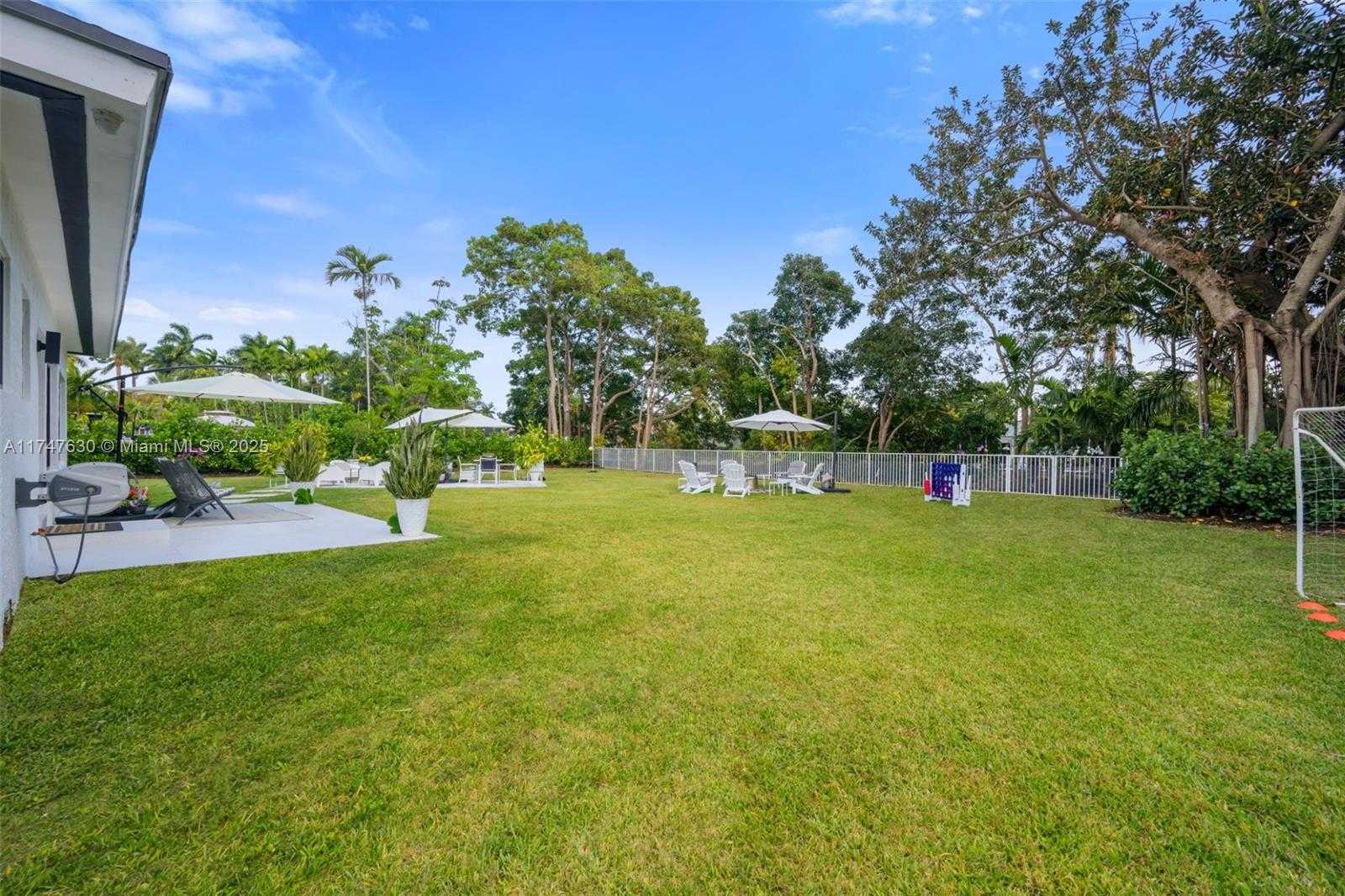 Small Image of 14745 NORTH SPUR DR, Miami Number 23