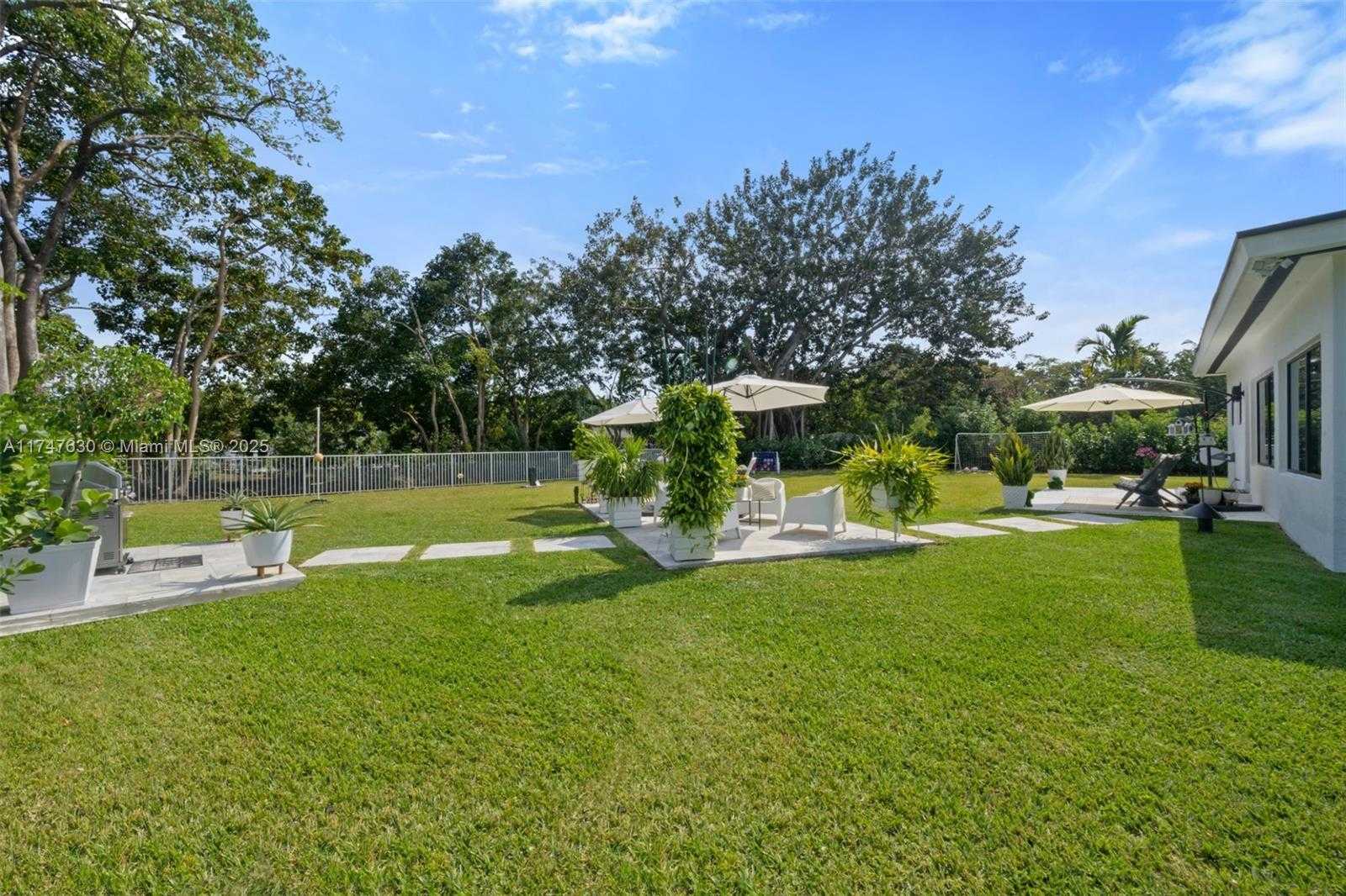 Small Image of 14745 NORTH SPUR DR, Miami Number 25