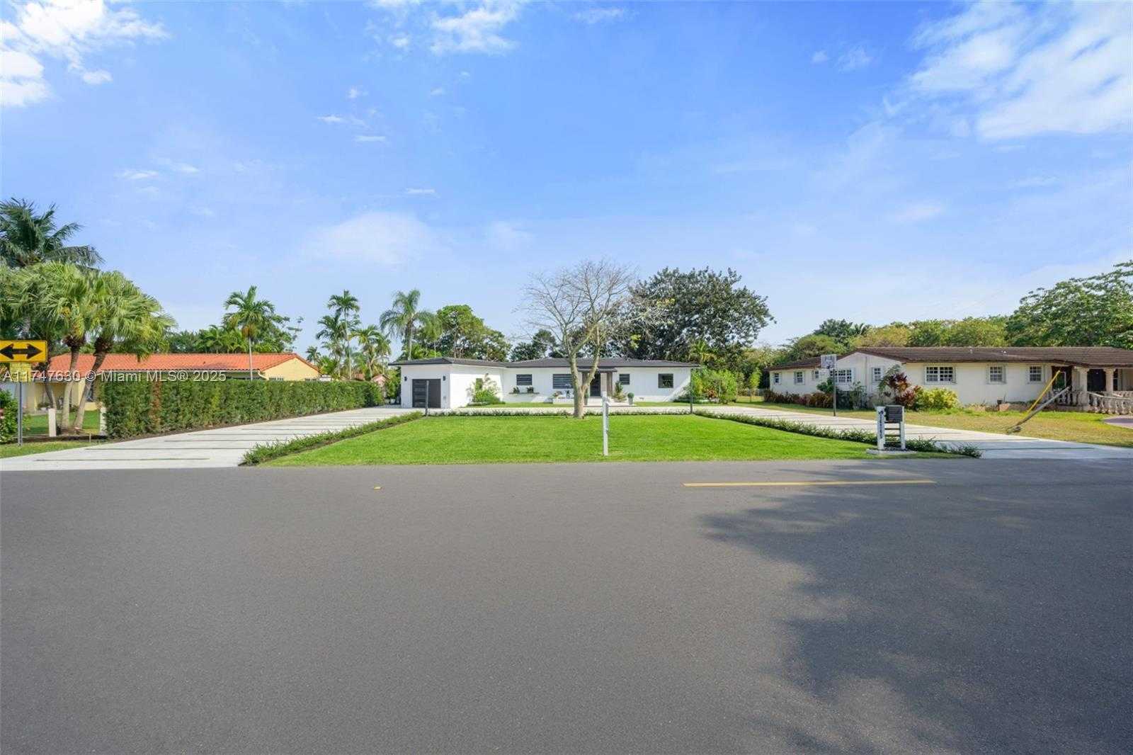 Small Image of 14745 NORTH SPUR DR, Miami Number 30