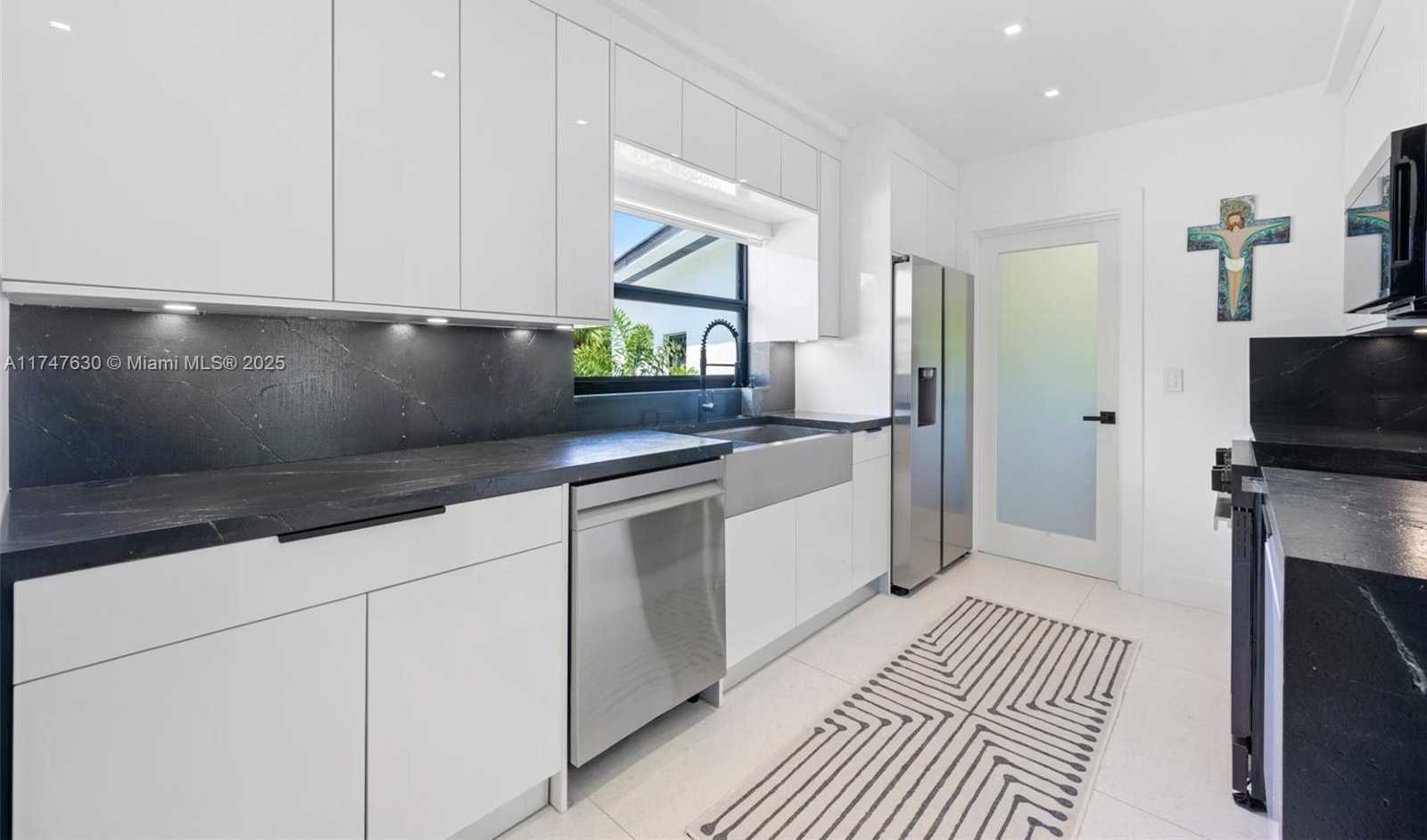 Small Image of 14745 NORTH SPUR DR, Miami Number 9
