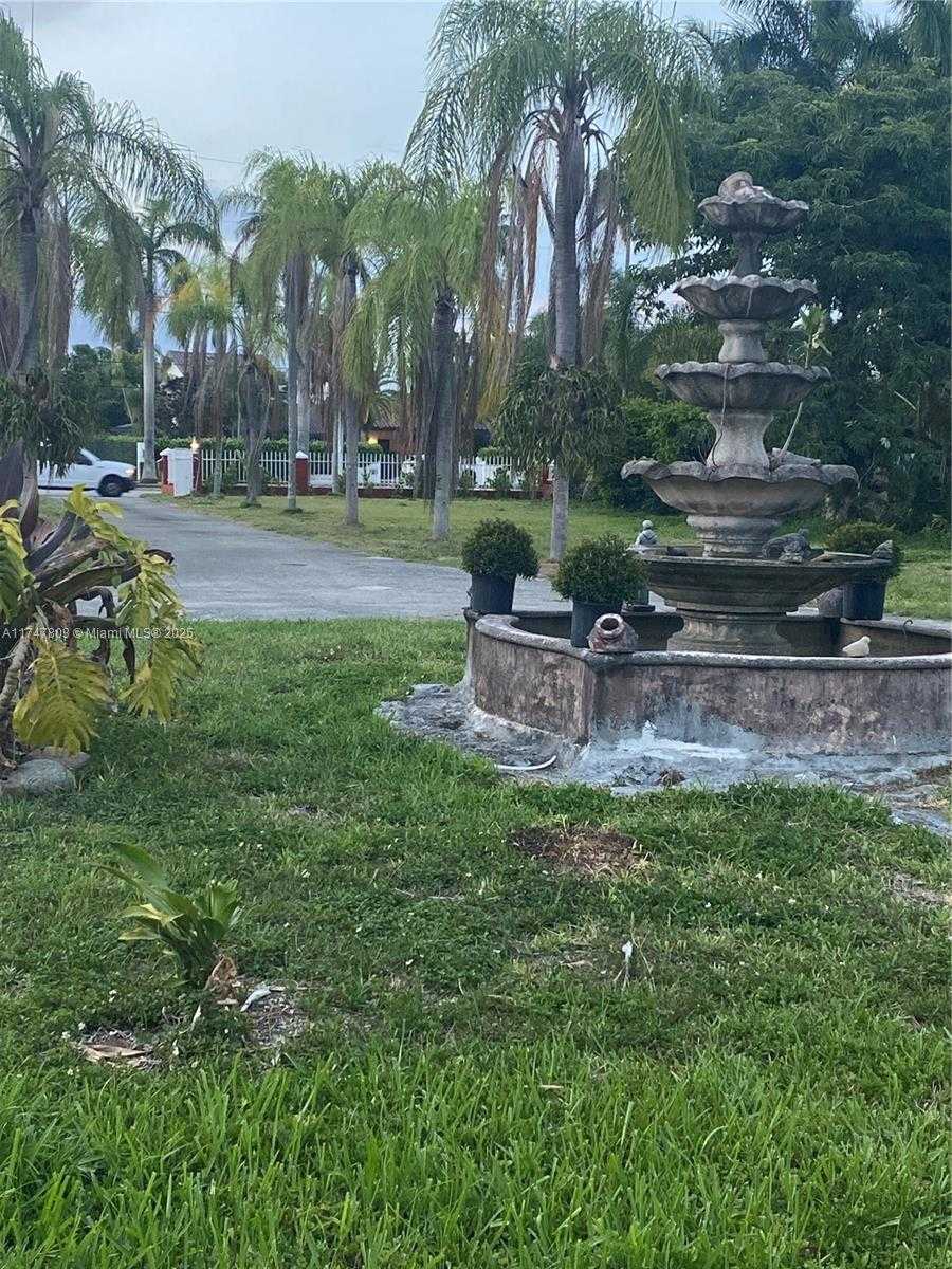Small Image of 8550 MILLER DR, Miami Number 2