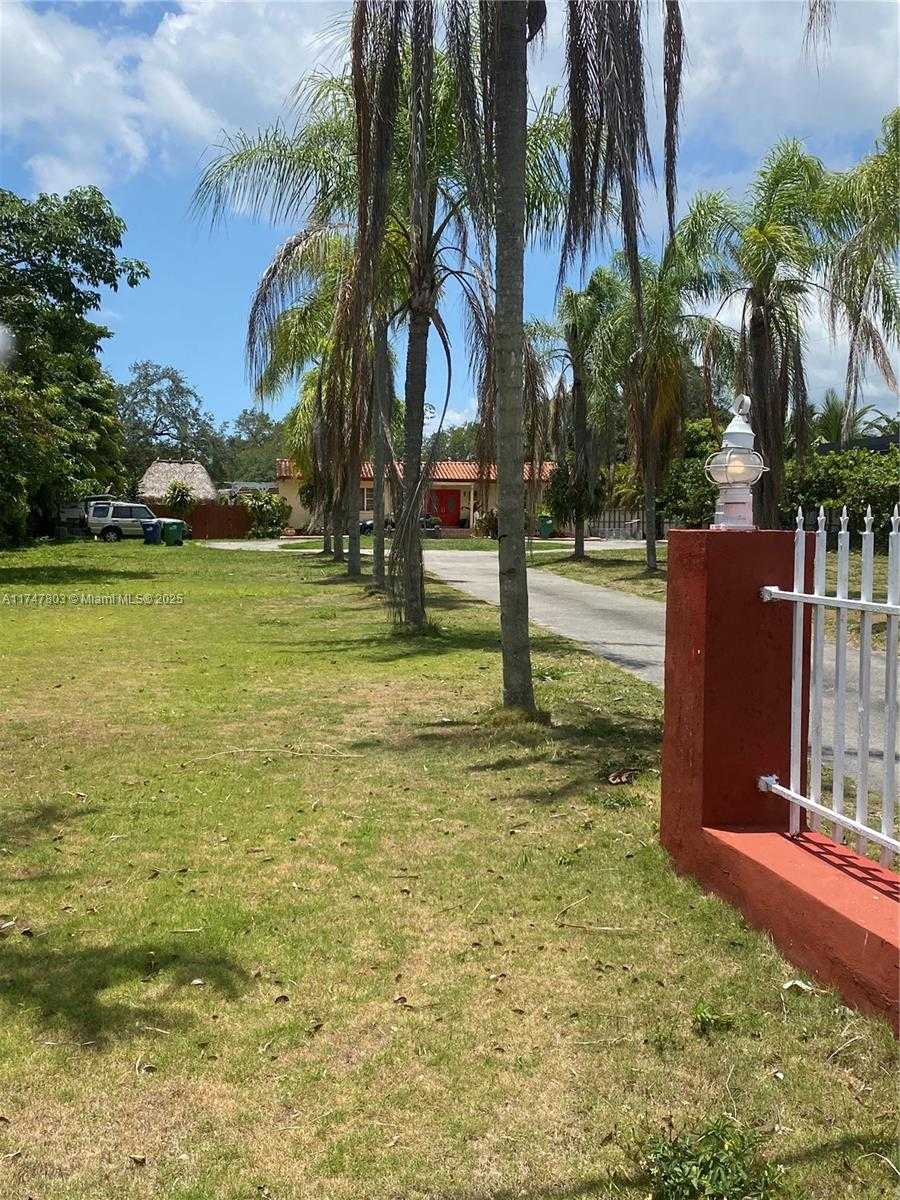 Small Image of 8550 MILLER DR, Miami Number 3