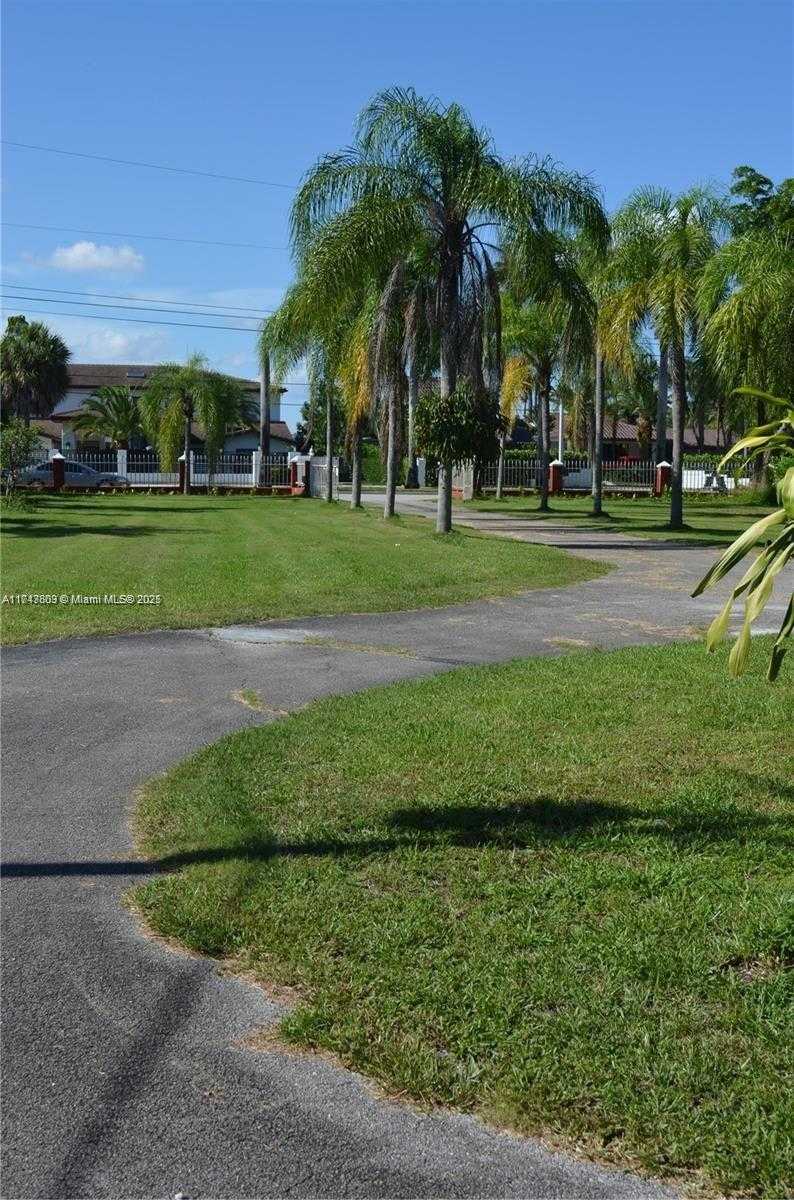 Small Image of 8550 MILLER DR, Miami Number 4