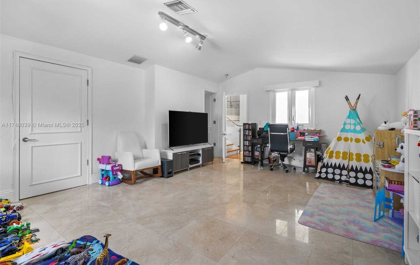 Small Image of 6 COCONUT LN, Key Biscayne Number 37