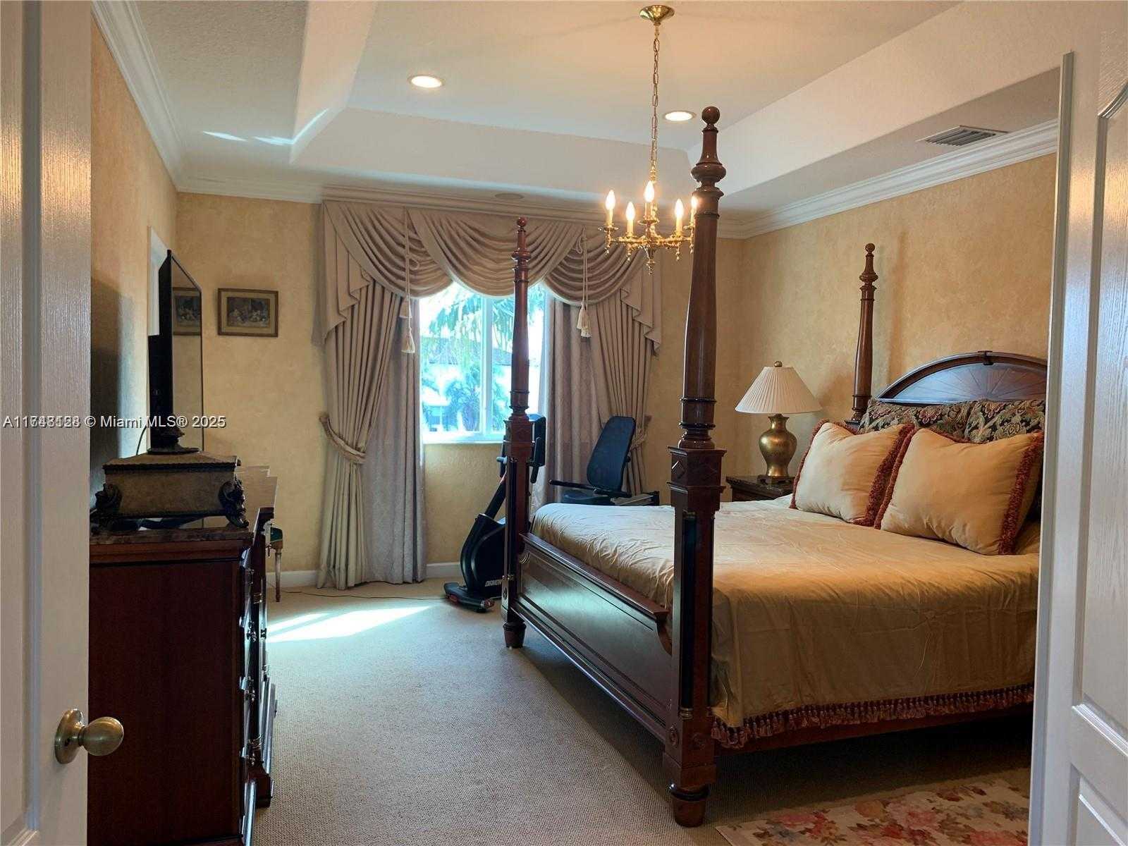 Small Image of 1065 SOUTH WEST 150TH PL, Miami Number 22
