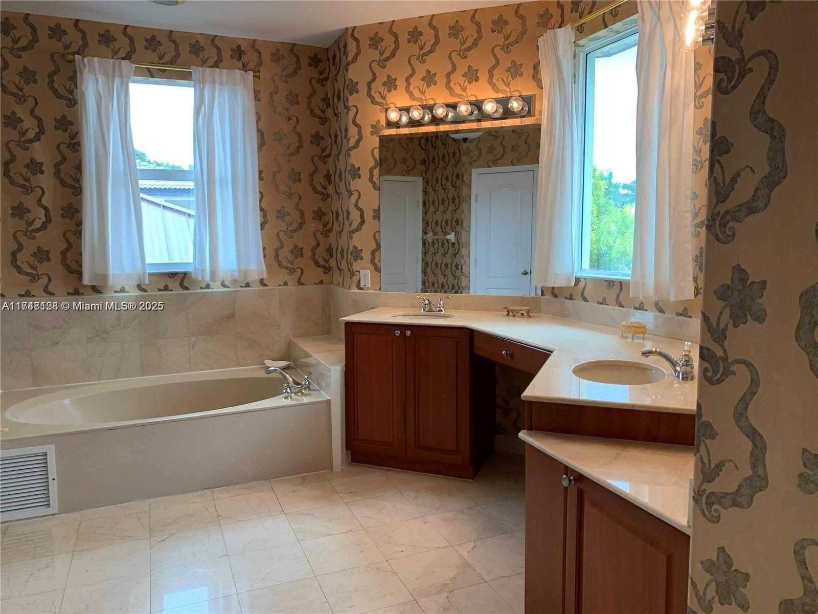 Small Image of 1065 SOUTH WEST 150TH PL, Miami Number 27