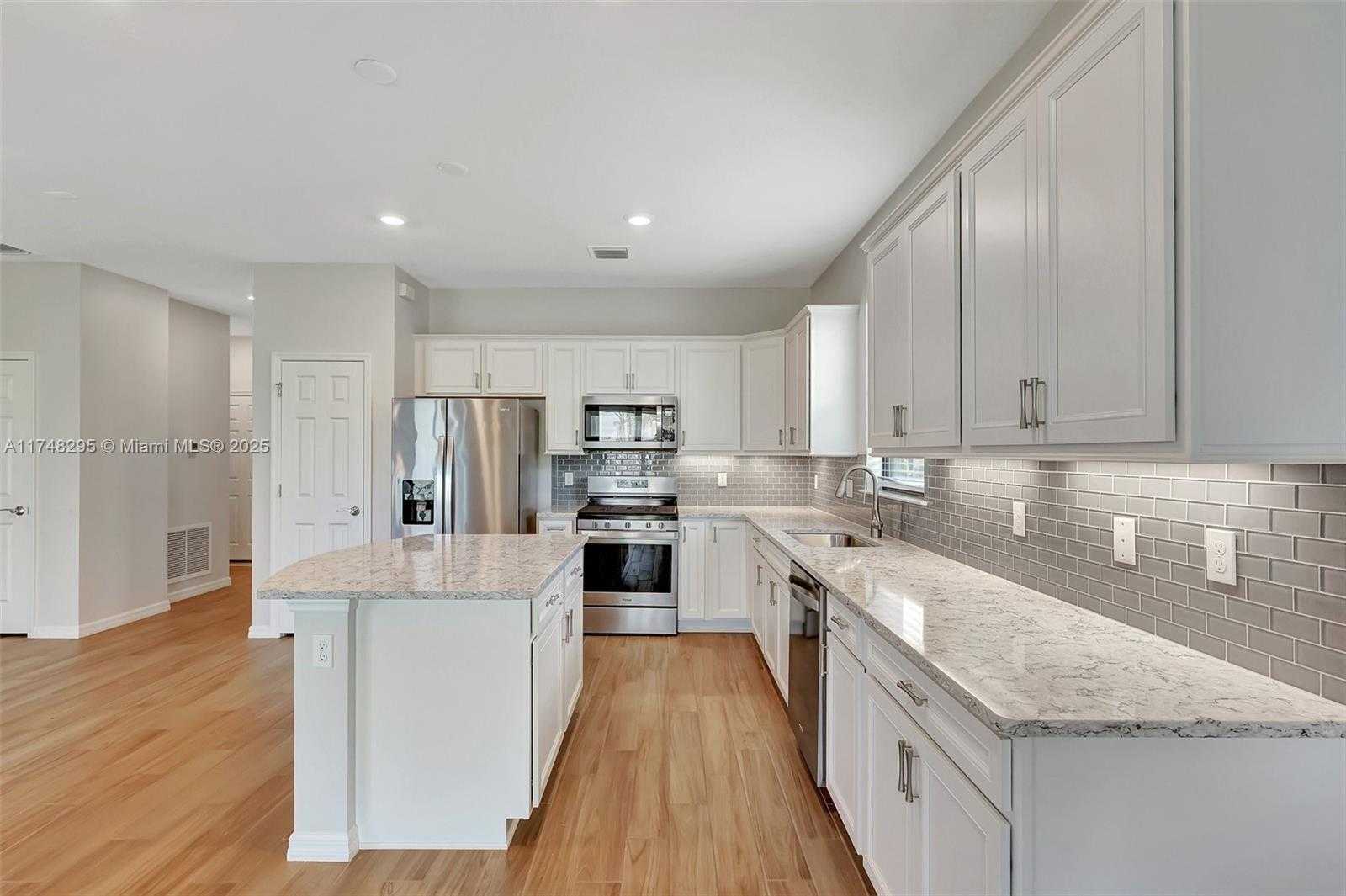 Small Image of 727 SOUTH EAST BOBOLI WAY, Port St. Lucie Number 11